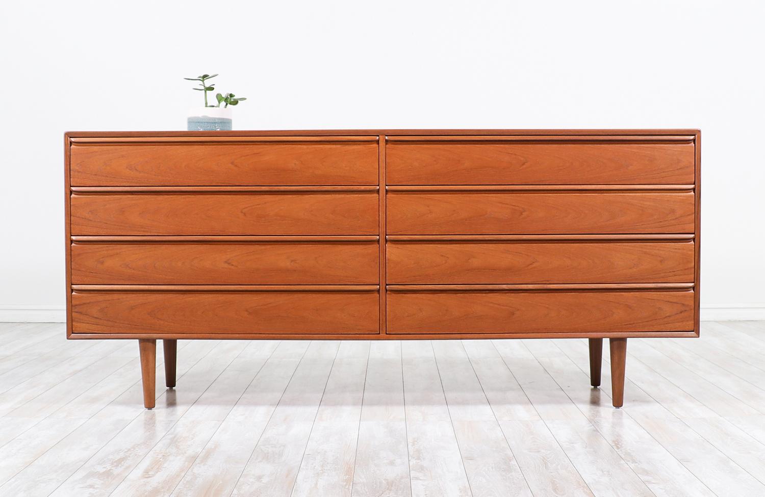 Spacious dresser designed and manufactured by Westnofa Furniture in Norway circa 1960’s. This classic Norwegian modern design features a teak wood frame with eight dovetailed drawers, each accented with Westnofa’s signature sculpted finger pulls.