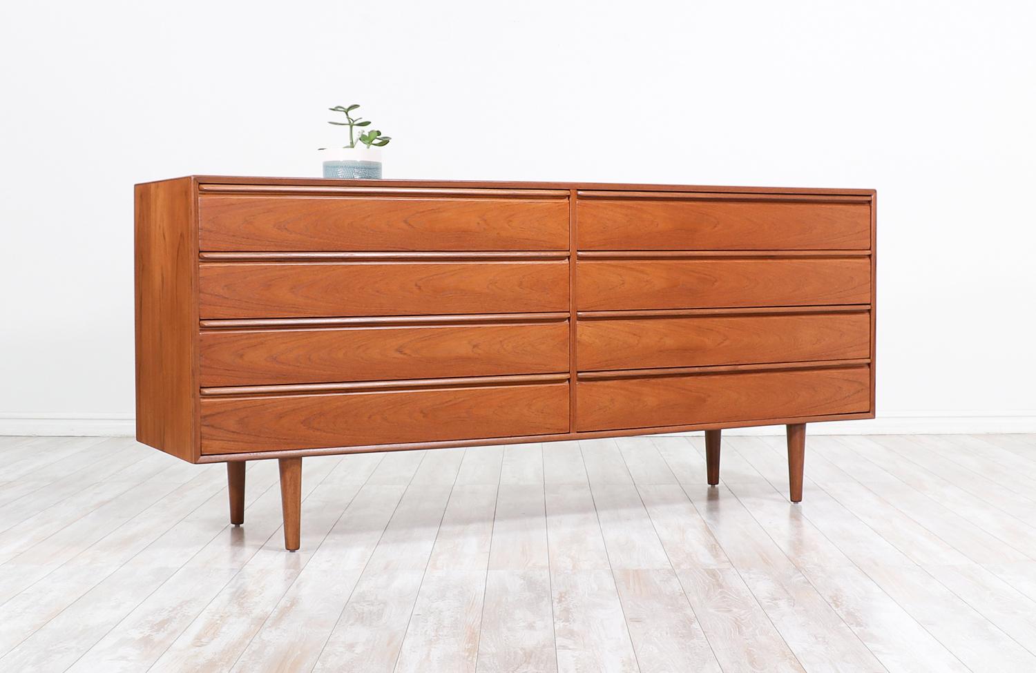 Norwegian Modern 8-Drawer Teak Dresser by Westnofa In Excellent Condition In Los Angeles, CA