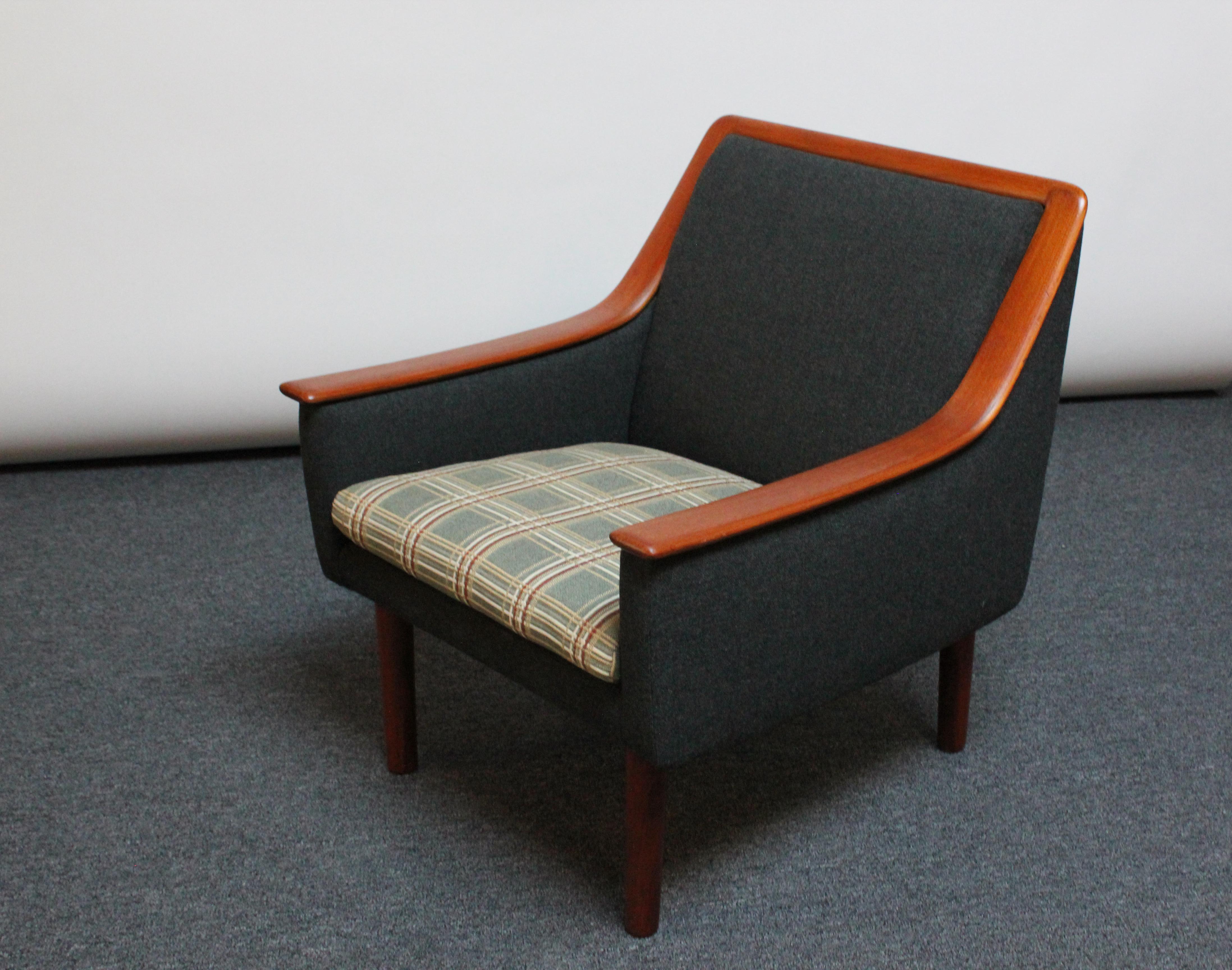 Norwegian Modern Exposed Teak Lounge Chair with Original Upholstery In Good Condition In Brooklyn, NY