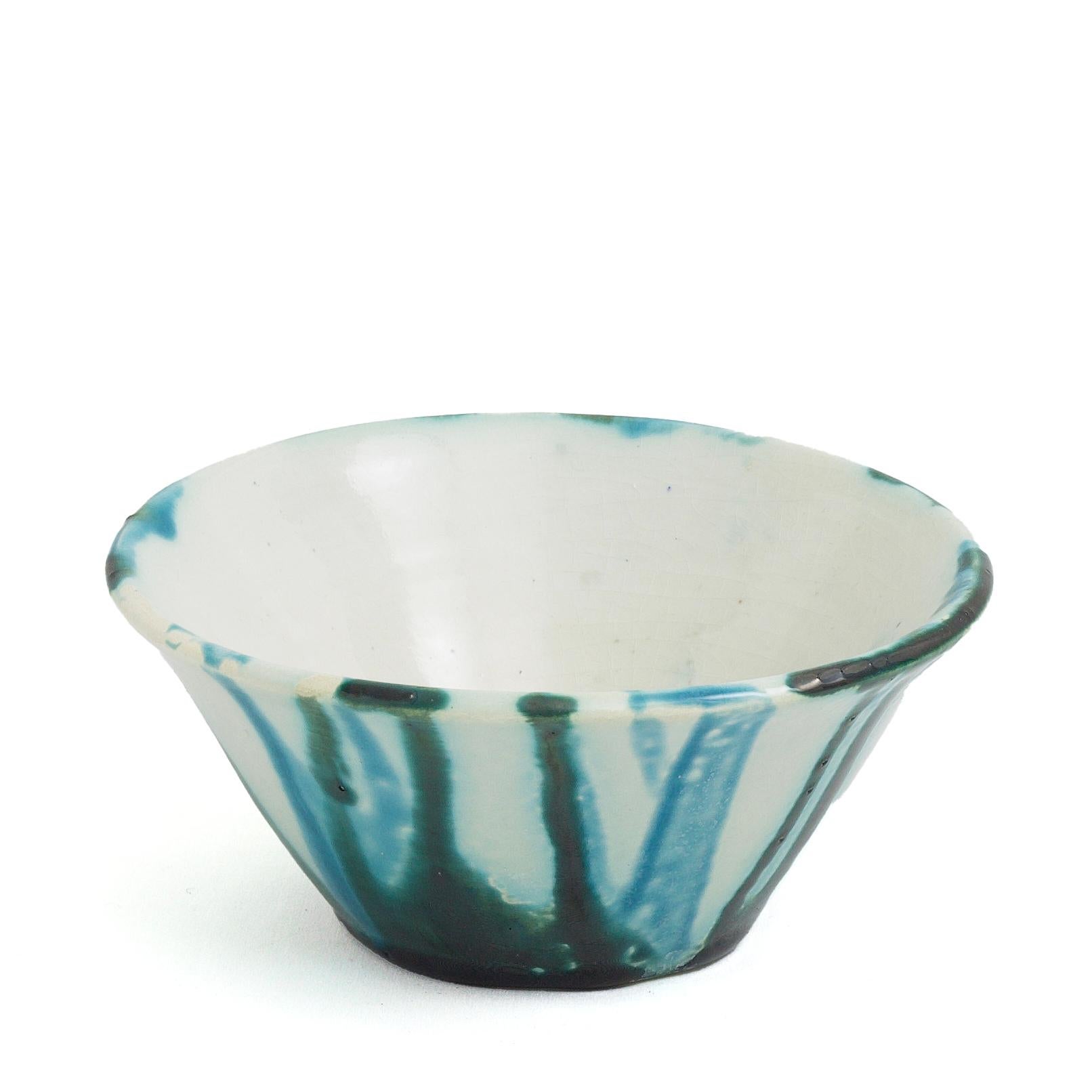 Nedslag-Schale

Grün- und Blautöne bedecken das Äußere dieser Vase, in einem Muster, das wie das Ergebnis eines Aufpralls von etwas Äußerem aussieht, der das Innere fast vollständig weiß gelassen hat. Ein Stück, das von der modernen norwegischen