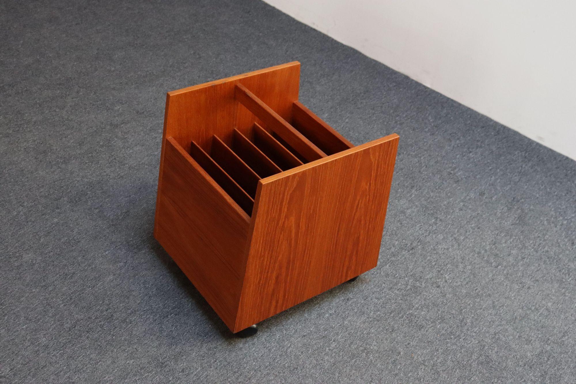 Porte-revues en teck moderne norvégien du milieu du siècle, conçu dans les années 1960 par Rolf Hesland pour Bruksbo.
Comprend six fentes pour livres/magazines avec une poignée sculpturale, le tout soutenu par quatre roues pivotantes pour une