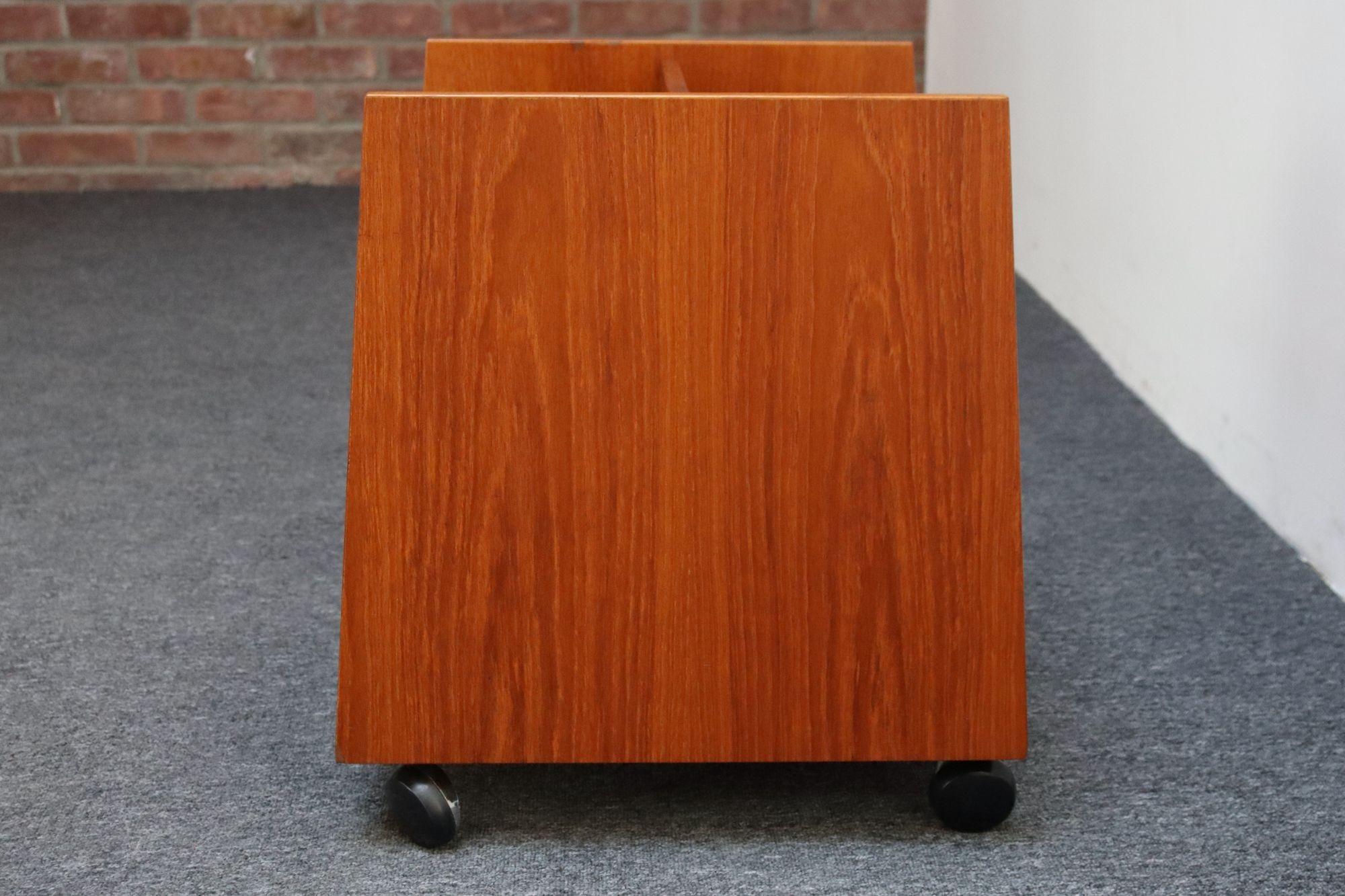 Scandinave moderne Porte-revues moderne norvégien sur roulettes de Rolf Hesland pour Bruksbo en teck en vente