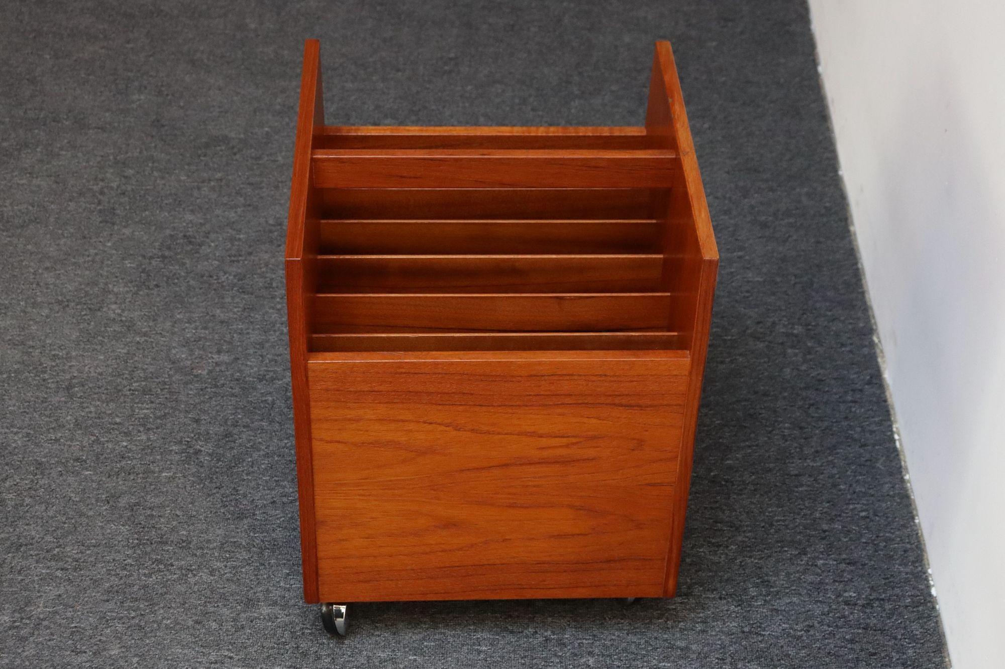 Porte-revues moderne norvégien sur roulettes de Rolf Hesland pour Bruksbo en teck Bon état - En vente à Brooklyn, NY