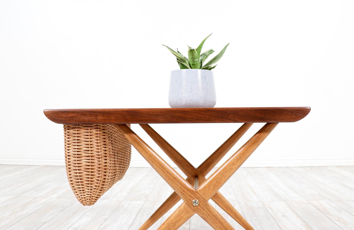 Restaurada por expertos - Mesa auxiliar esculpida moderna noruega con cesta para revistas en Excelente estado para la venta en Los Angeles, CA