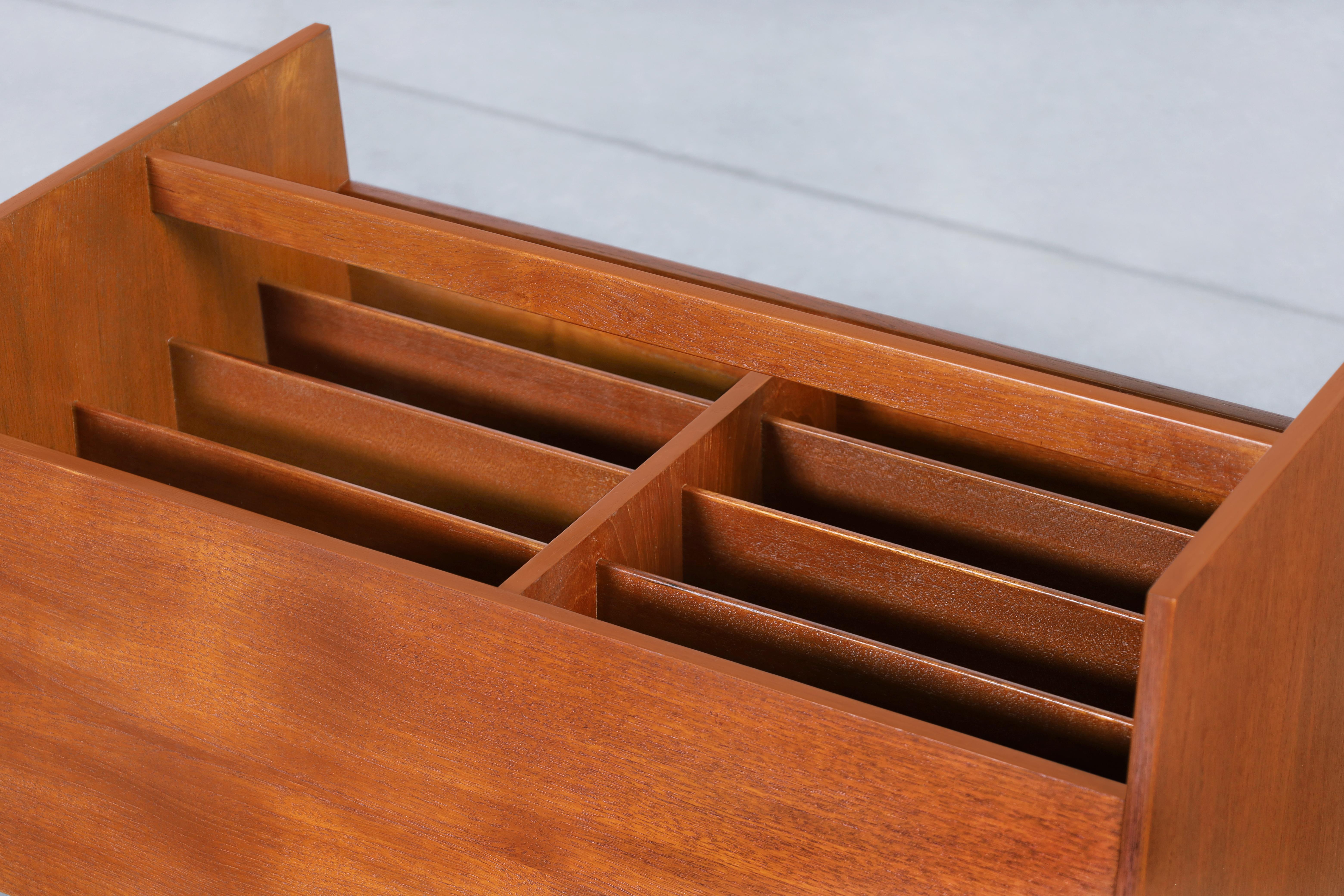 Chariot à disques ou à revues en teck moderne norvégien par Rolf Hesland Excellent état - En vente à North Hollywood, CA