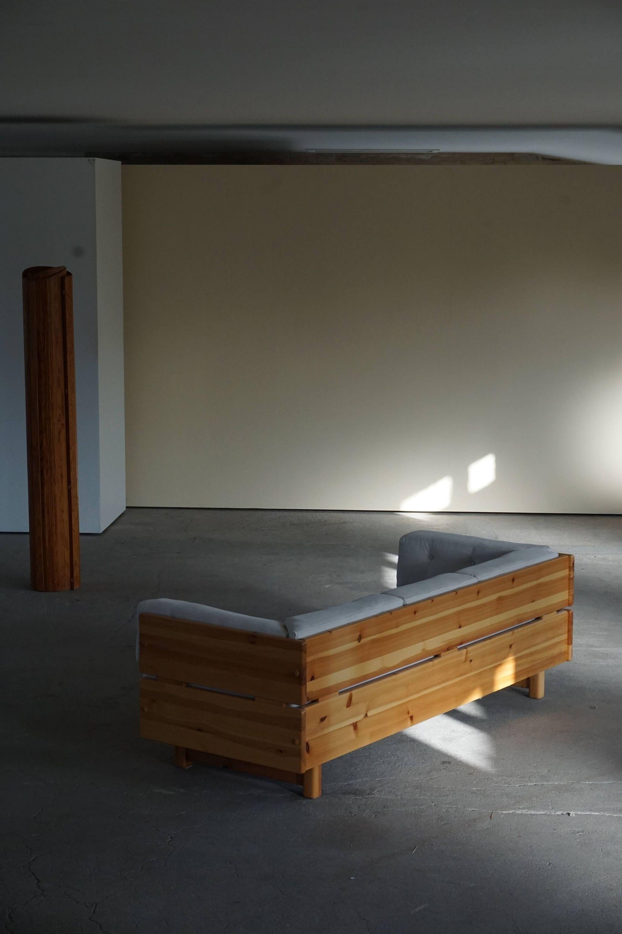Norwegian Modern Three Seater Sofa in solid Pine, Reupholstered in Cotton, 1976 8