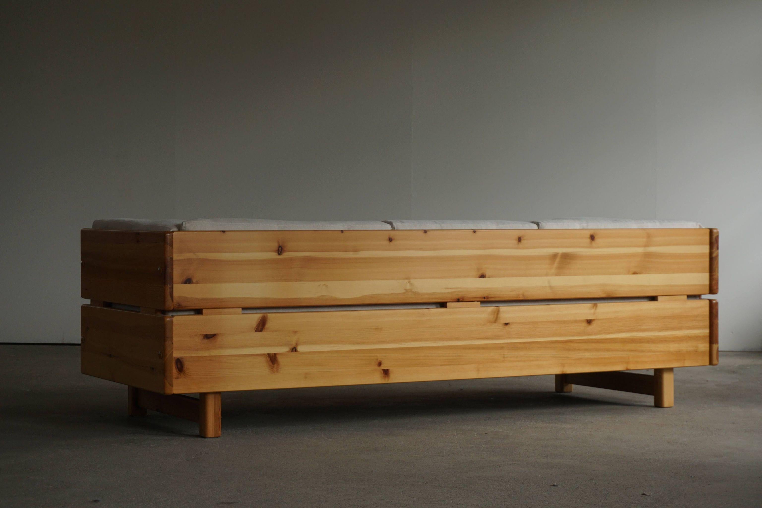Norwegian Modern Three Seater Sofa in solid Pine, Reupholstered in Cotton, 1976 In Good Condition In Odense, DK