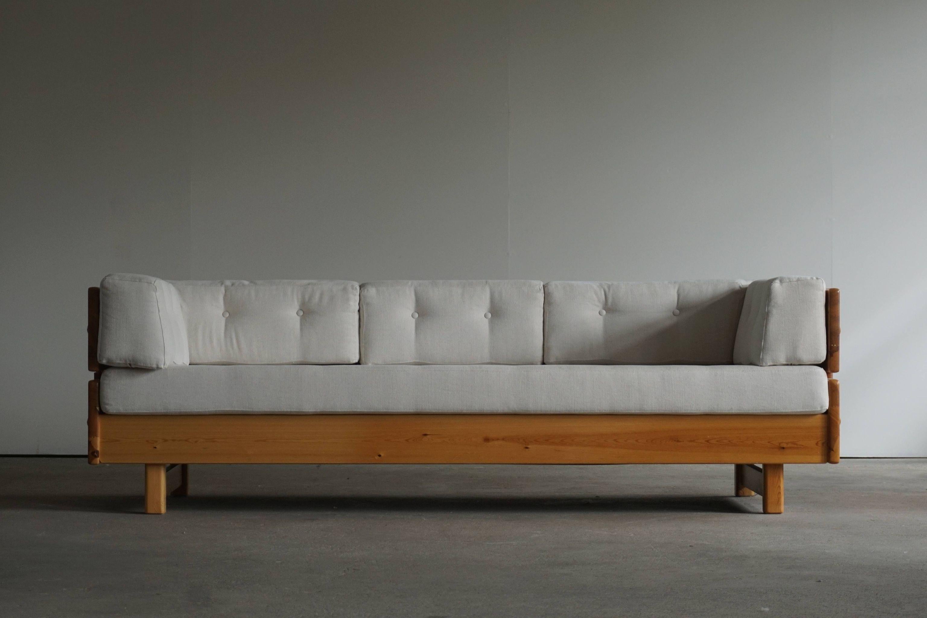 Norwegian Modern Three Seater Sofa in solid Pine, Reupholstered in Cotton, 1976 3