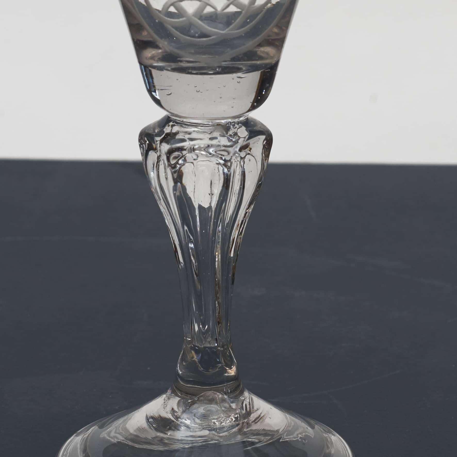Norwegisches „Nstetangen“-Glas, graviert mit Kronen-Monogramm für Frederik V. (Barock) im Angebot