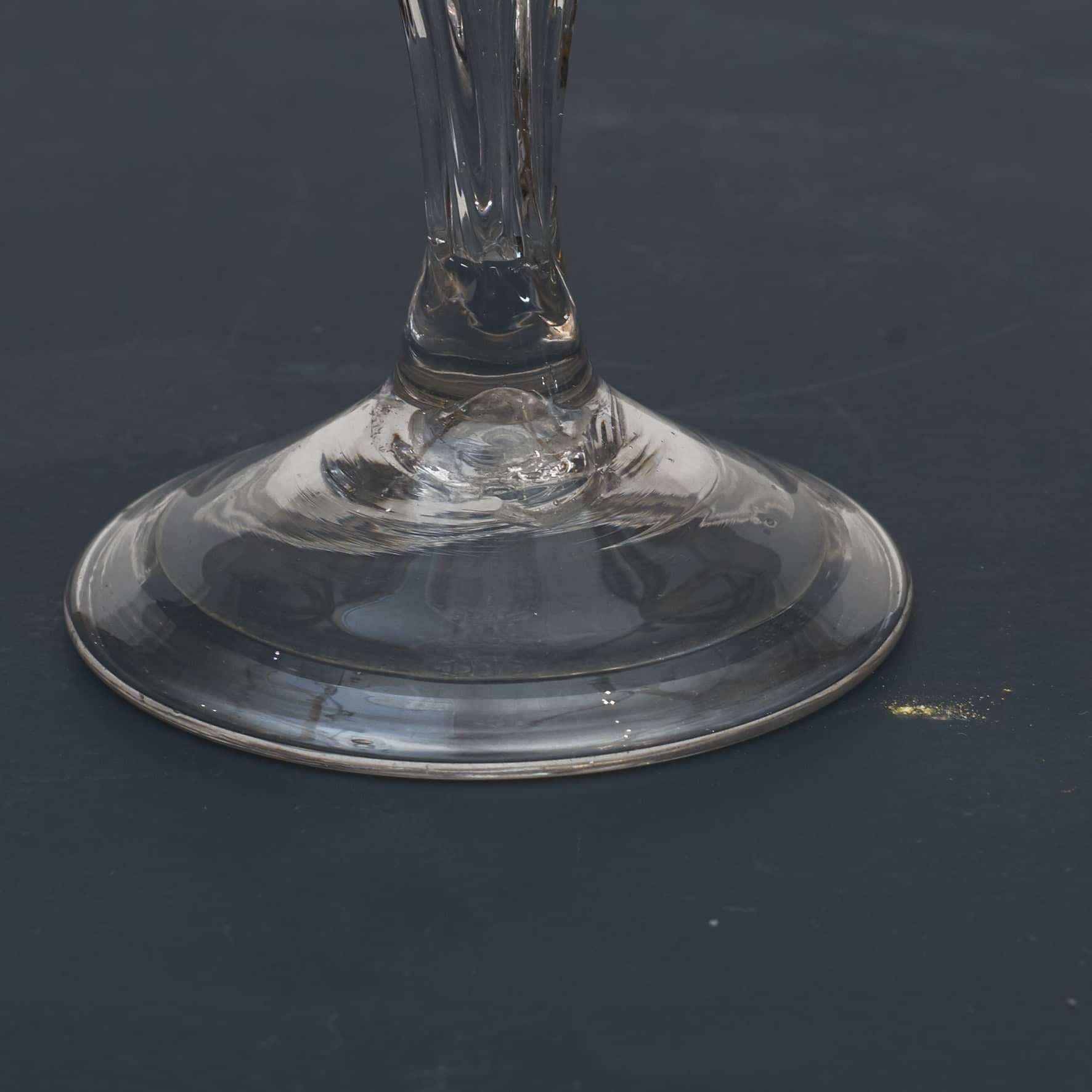 Norwegisches „Nstetangen“-Glas, graviert mit Kronen-Monogramm für Frederik V. im Zustand „Gut“ im Angebot in Kastrup, DK