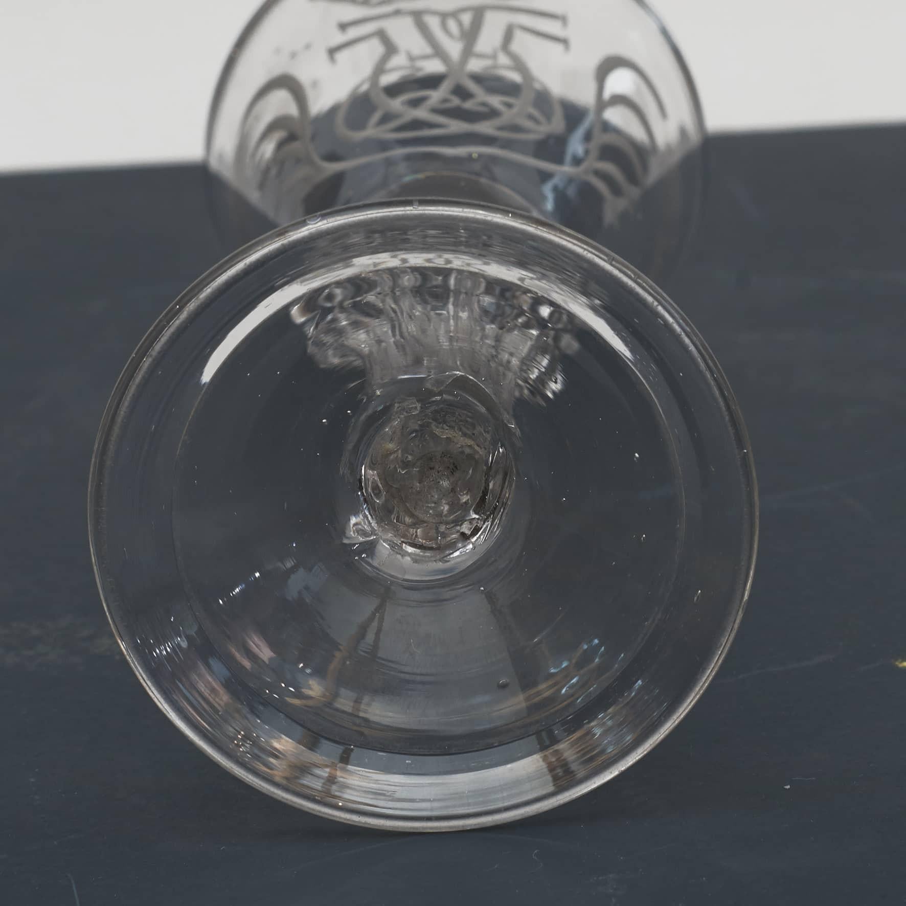 Norwegisches „Nstetangen“-Glas, graviert mit Kronen-Monogramm für Frederik V. (18. Jahrhundert und früher) im Angebot