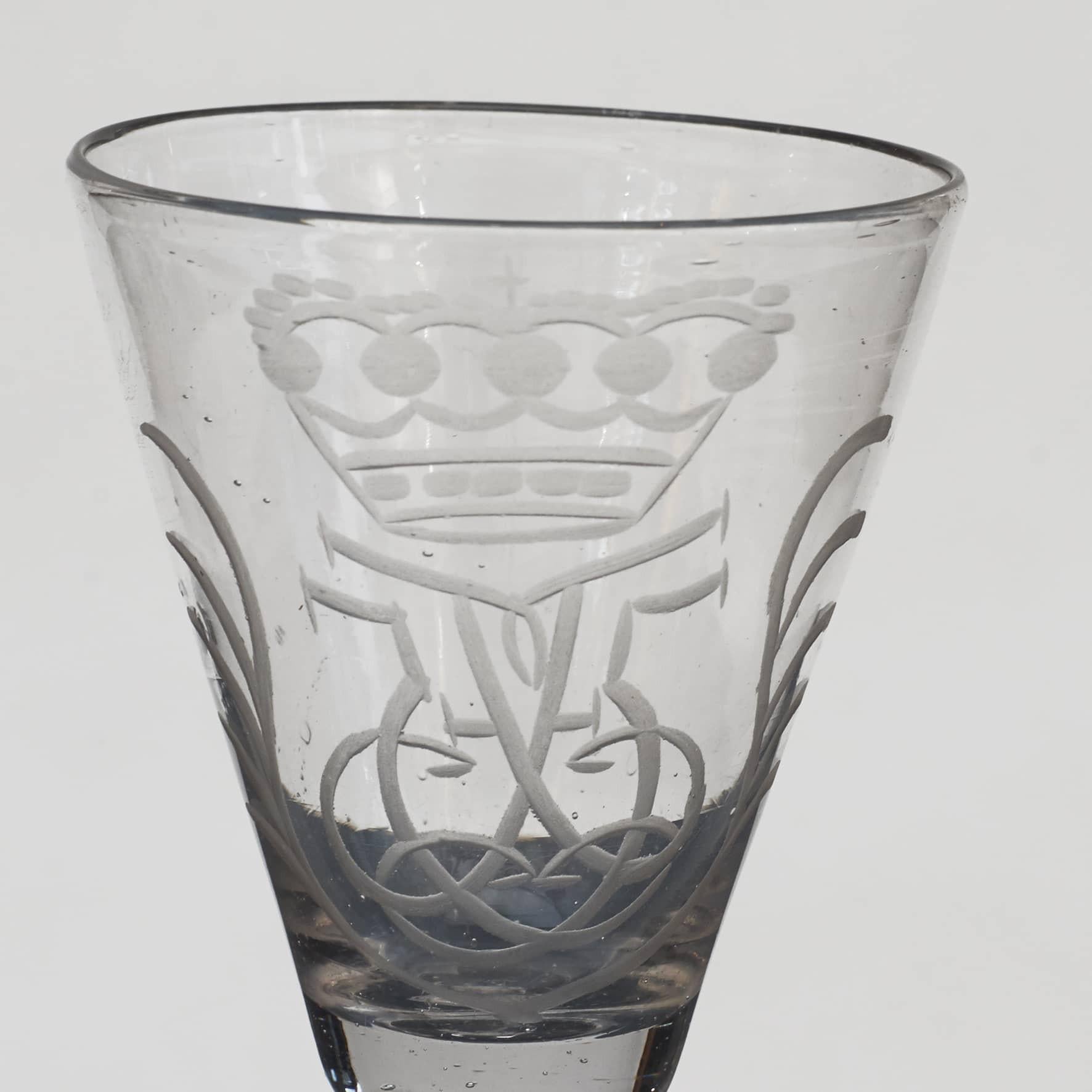 Norwegisches „Nstetangen“-Glas, graviert mit Kronen-Monogramm für Frederik V. im Angebot 1