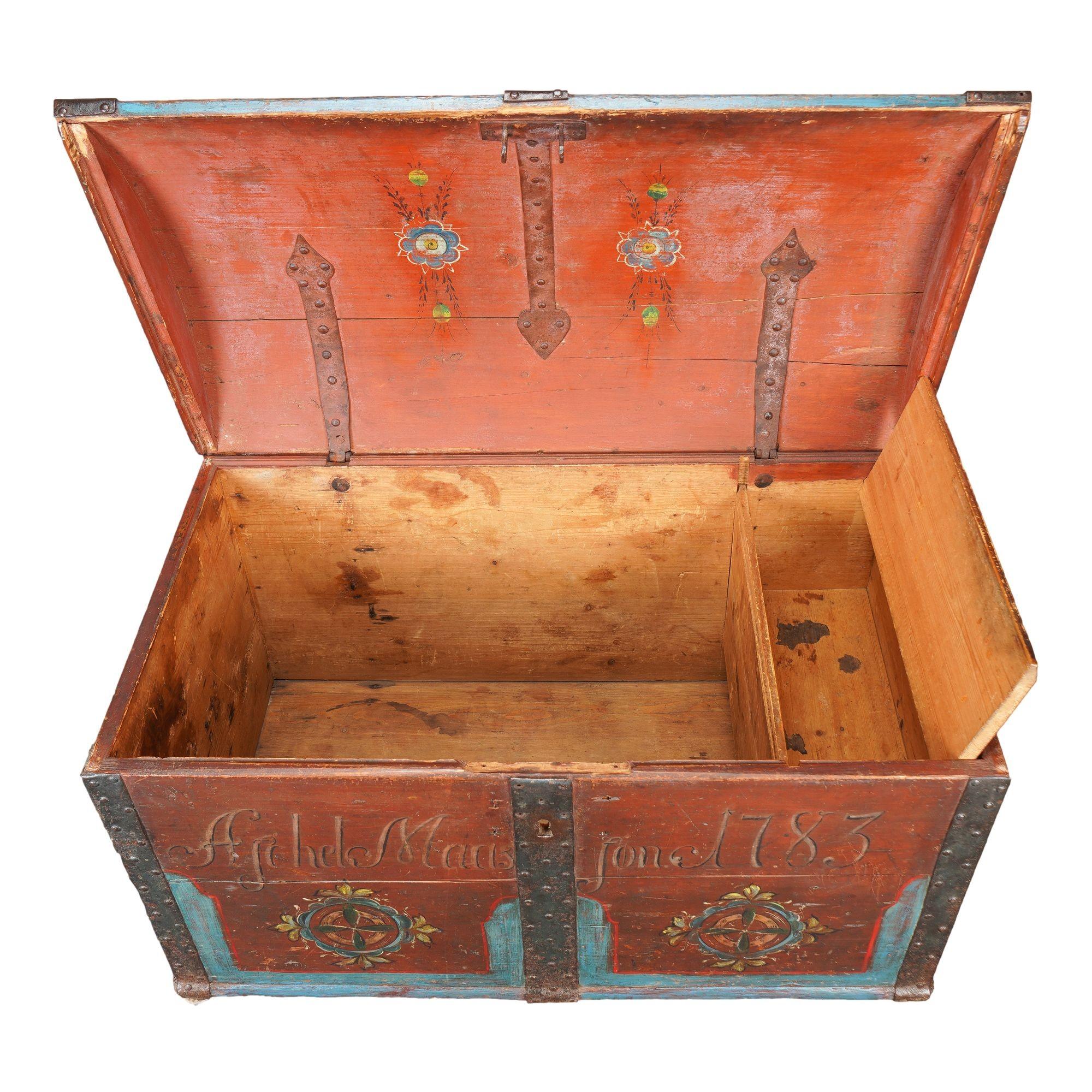 Norwegian painted pine coffer top trunk with original painted decoration, 1783 For Sale 5