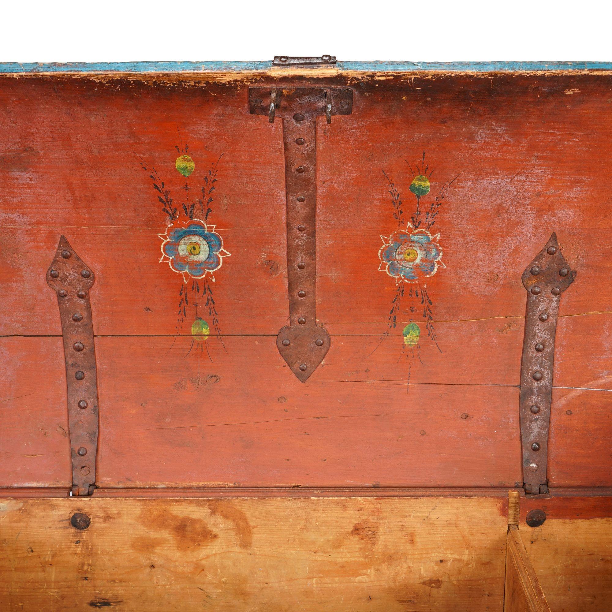 Norwegian painted pine coffer top trunk with original painted decoration, 1783 For Sale 7