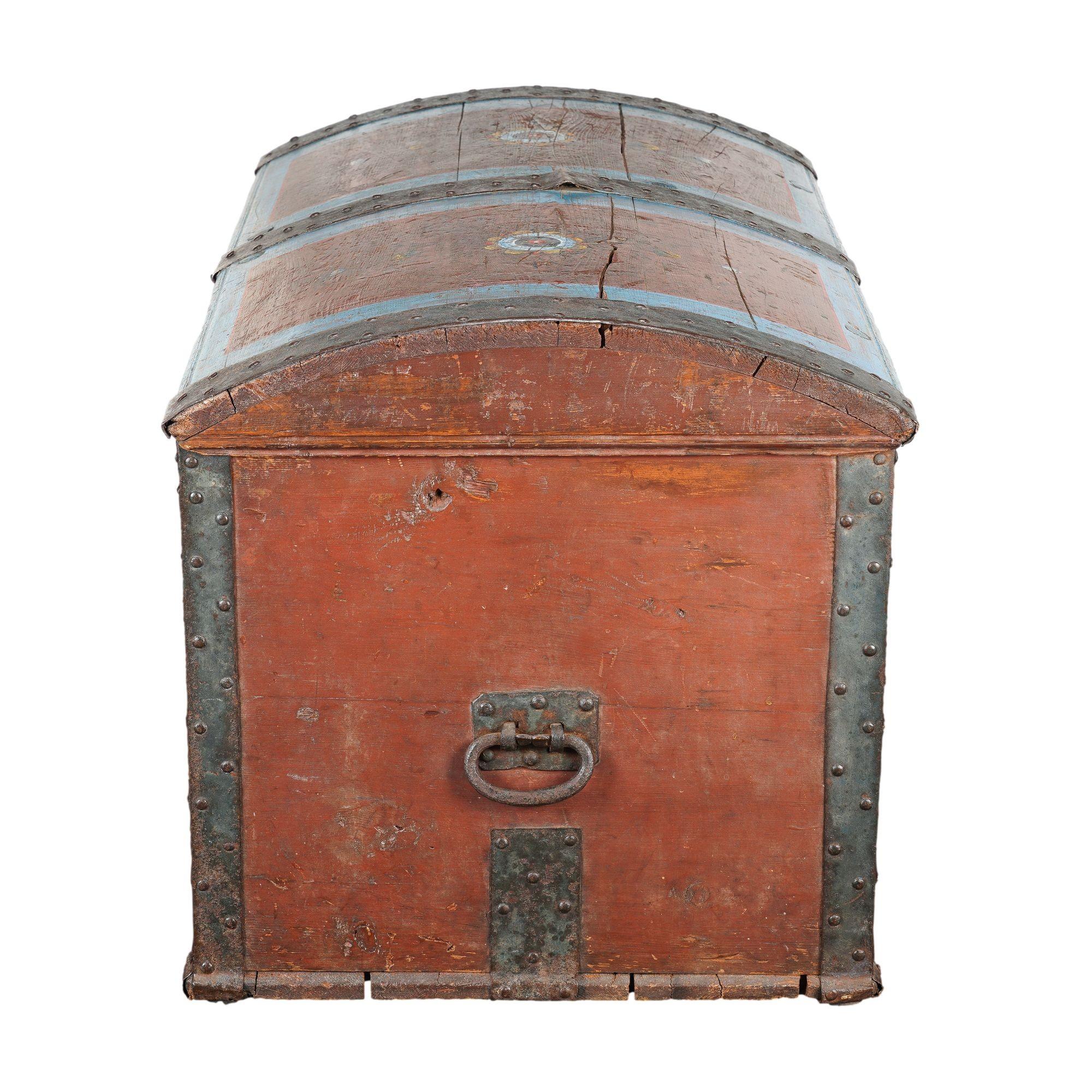 Norwegian painted pine coffer top trunk with original painted decoration, 1783 In Distressed Condition For Sale In Kenilworth, IL