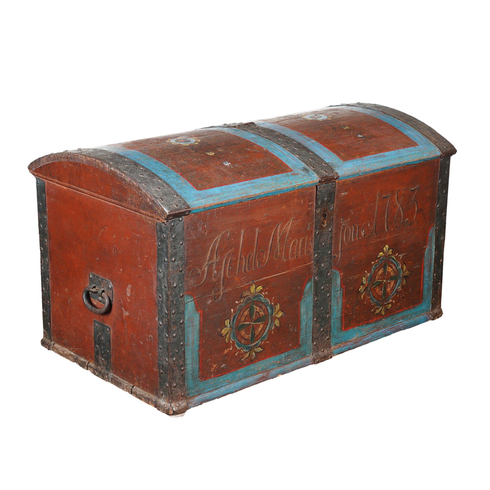 Norwegian painted pine coffer top trunk with original painted decoration, 1783 For Sale 3