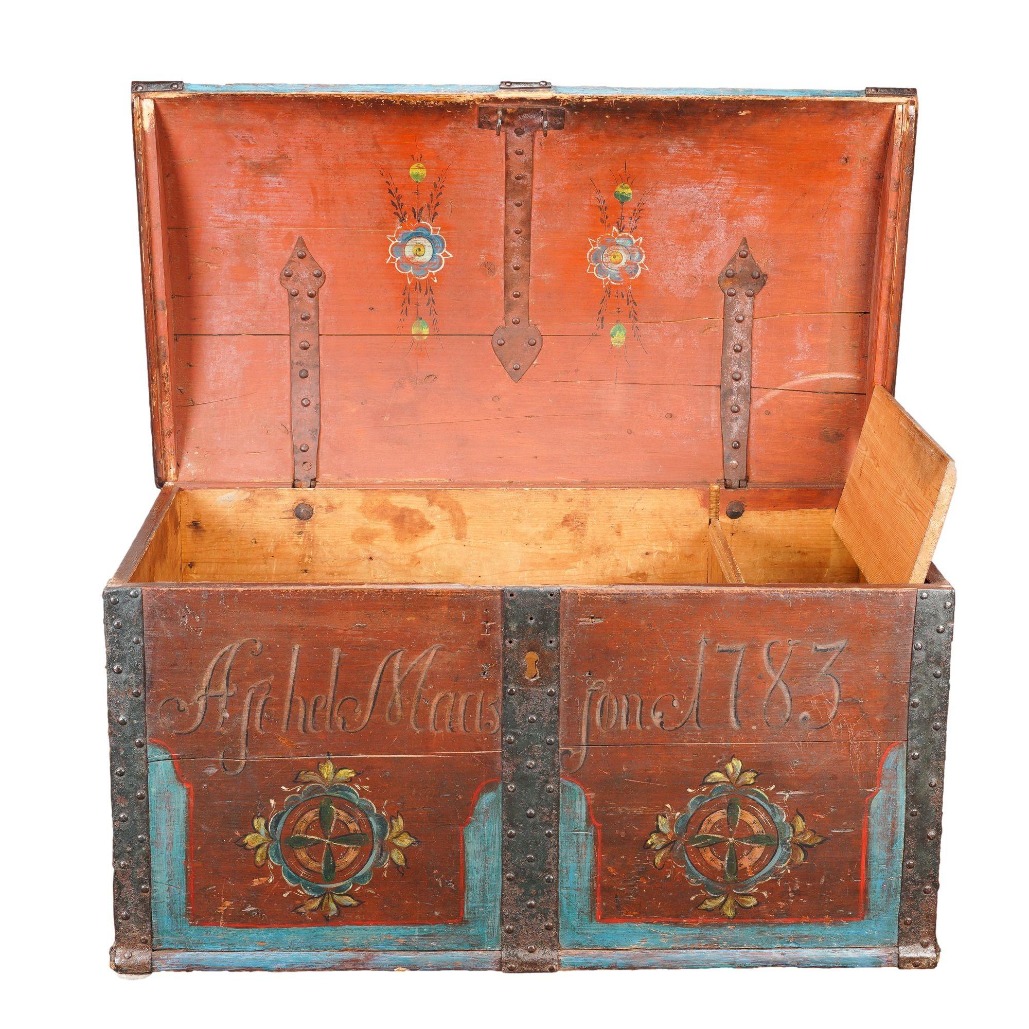Norwegian painted pine coffer top trunk with original painted decoration, 1783 For Sale 4