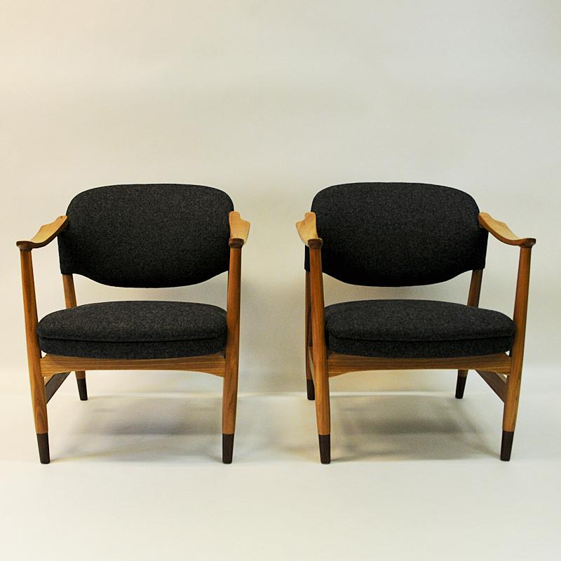 Rare and beautiful midcentury pair of Norwegian manufactured armchairs of model 1666 designed by Olav Anker Hessen and produced by P. I. Langlo, 1950s, Norway. The chairs are made of elm tree and have new upholstered back and seat cushions