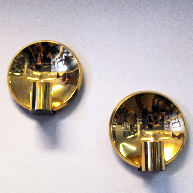 Attractive pair of mid-century wall candleholders of brass made by Colseth Norway in the 1960s. With tulip shaped smoky amber colored glass shadse placed in front of the curved and circular brass back panel. Removable glass. For tea lights. Good
