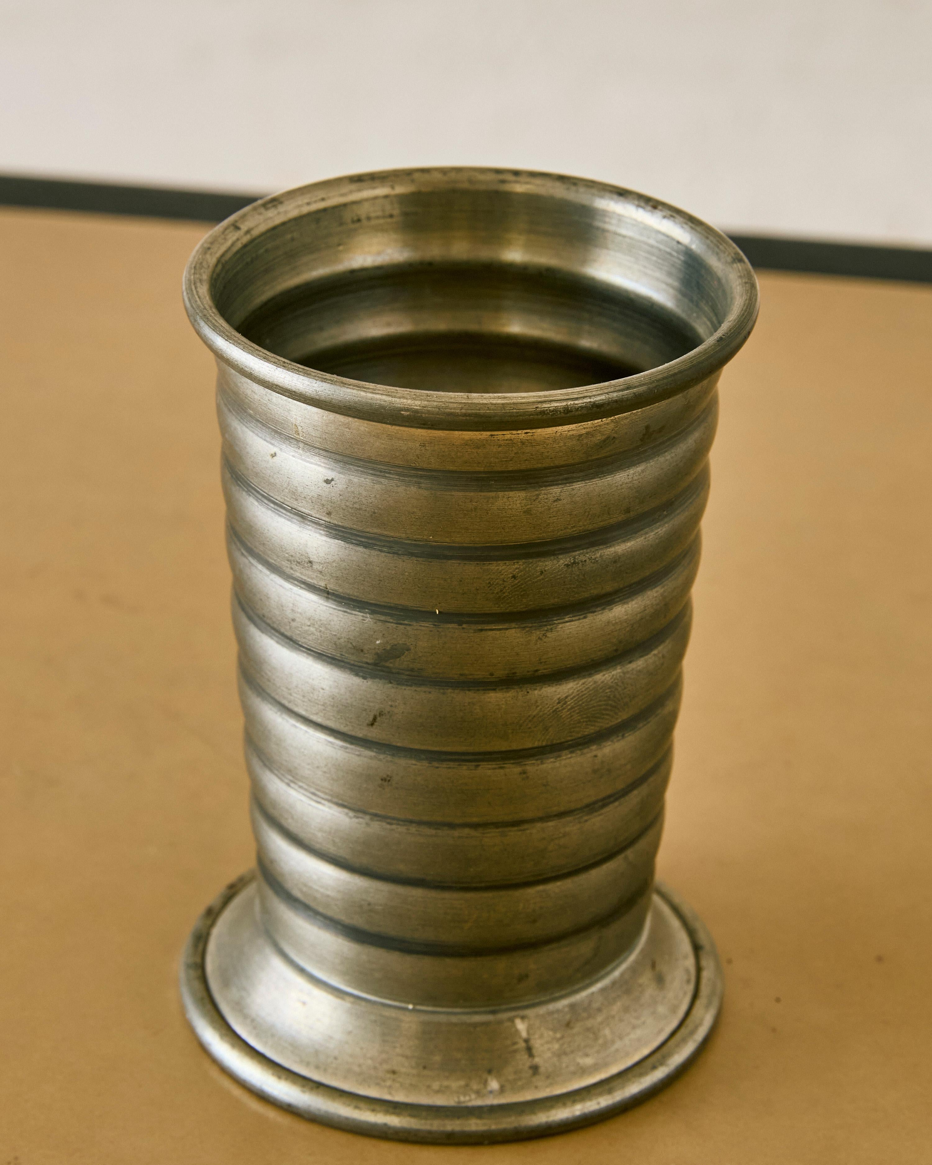 Norwegischer Zinnbecher/Vase, ca. 1930er Jahre im Zustand „Gut“ im Angebot in Long Island City, NY