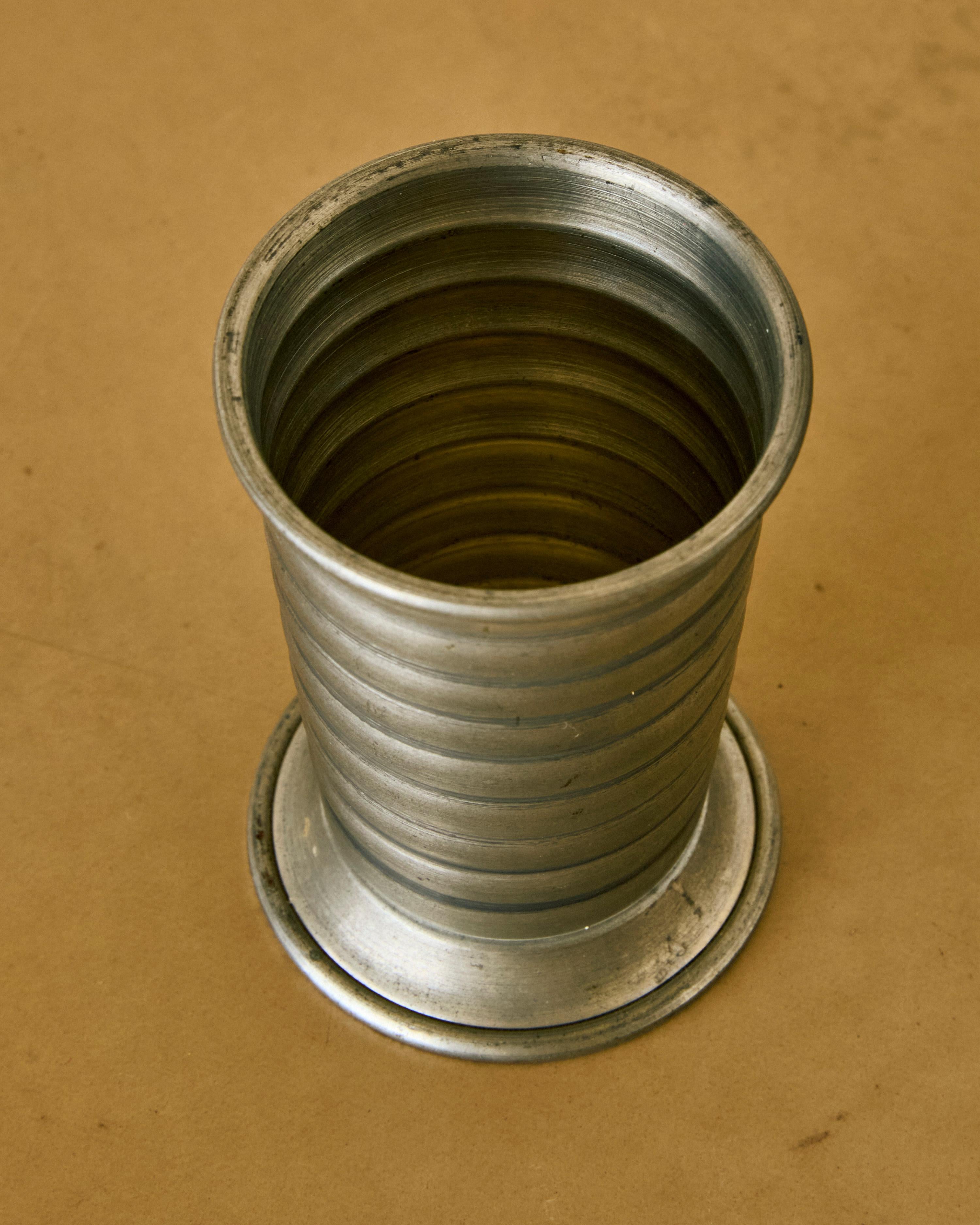 Norwegischer Zinnbecher/Vase, ca. 1930er Jahre (Mitte des 20. Jahrhunderts) im Angebot