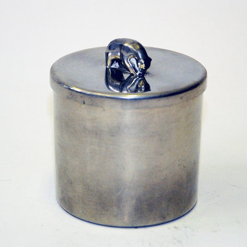 Round and lovely midcentury pewter lid box with a bear knob handle on top by Juveler PA Lie, Oslo - Norway 1950s.
The box is perfect for smaller items like jewelry, coins, keys etc or just for decoration purpose. Nice vintage patina and good vintage
