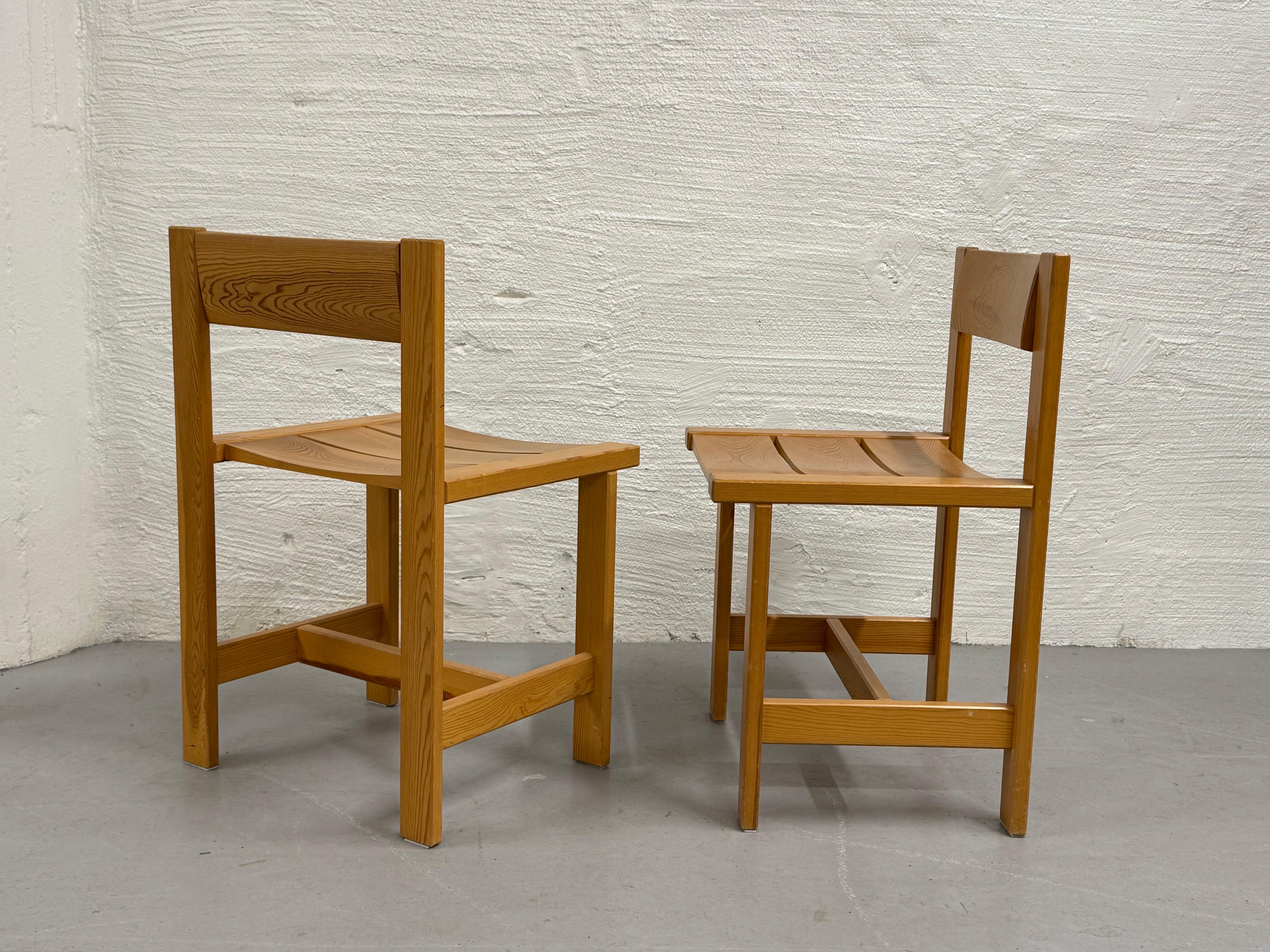 Vente d'une paire de chaises rares conçues par le designer norvégien Edvin Helseth, modèle  Élément produit par Stange Bruk.
Ces chaises sont un excellent exemple du design Scandinavian, alliant fonctionnalité et esthétique épurée et