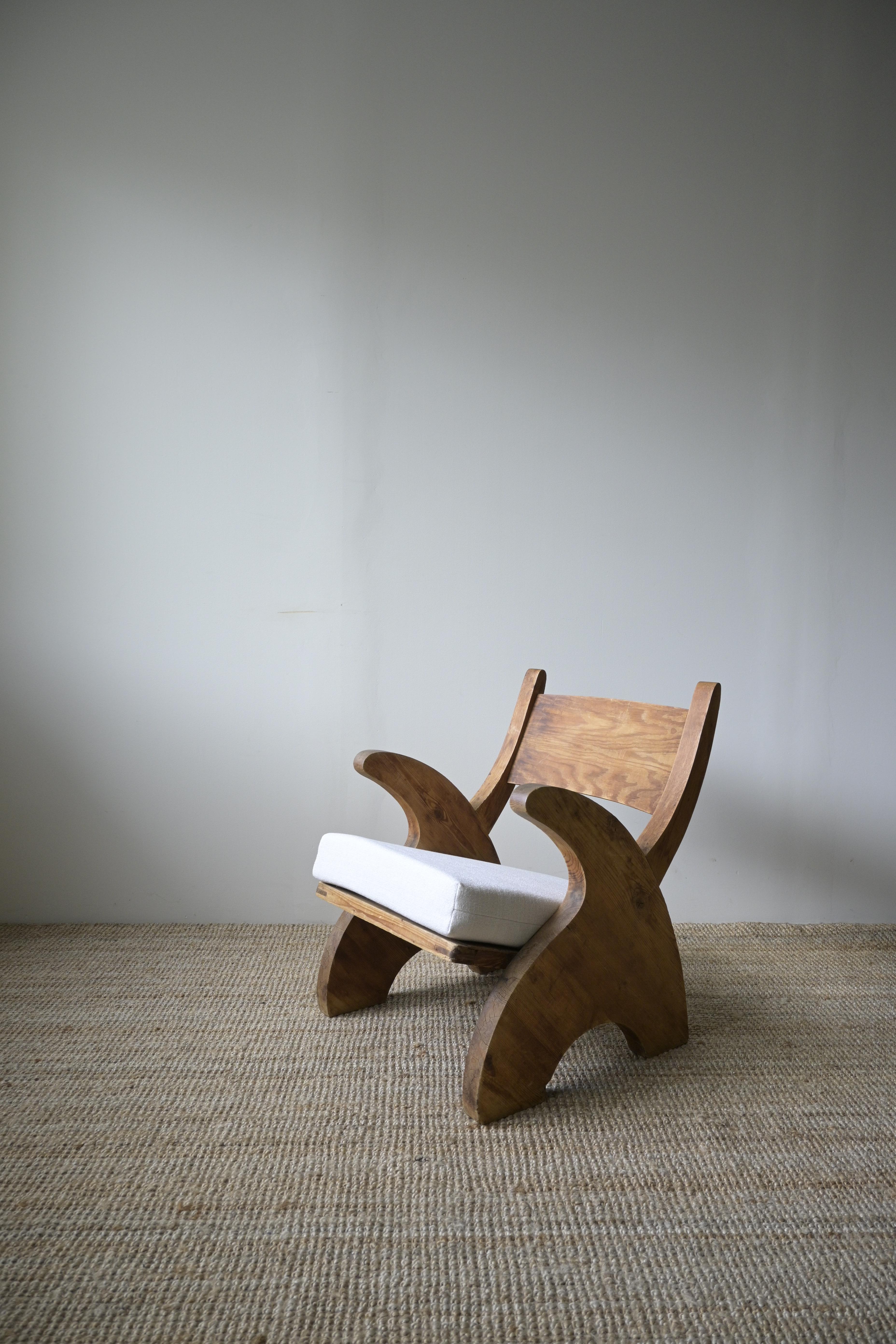 Chaise longue en pin norvégien, vers 1940

Belle patine profonde et belles formes. 
Fabriqué en bois de pin.

Hauteur : 68 cm
Largeur : 52,5cm/20,6 pouces
Profondeur : 60 cm/23.6 inch
Hauteur du siège : 29 cm/11.4 inch
+ Les coussins d'assise ont