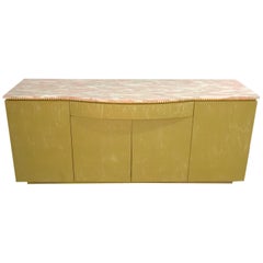 Tapa de mármol rosa noruego sobre mueble buffet lavado verde pistacho lima
