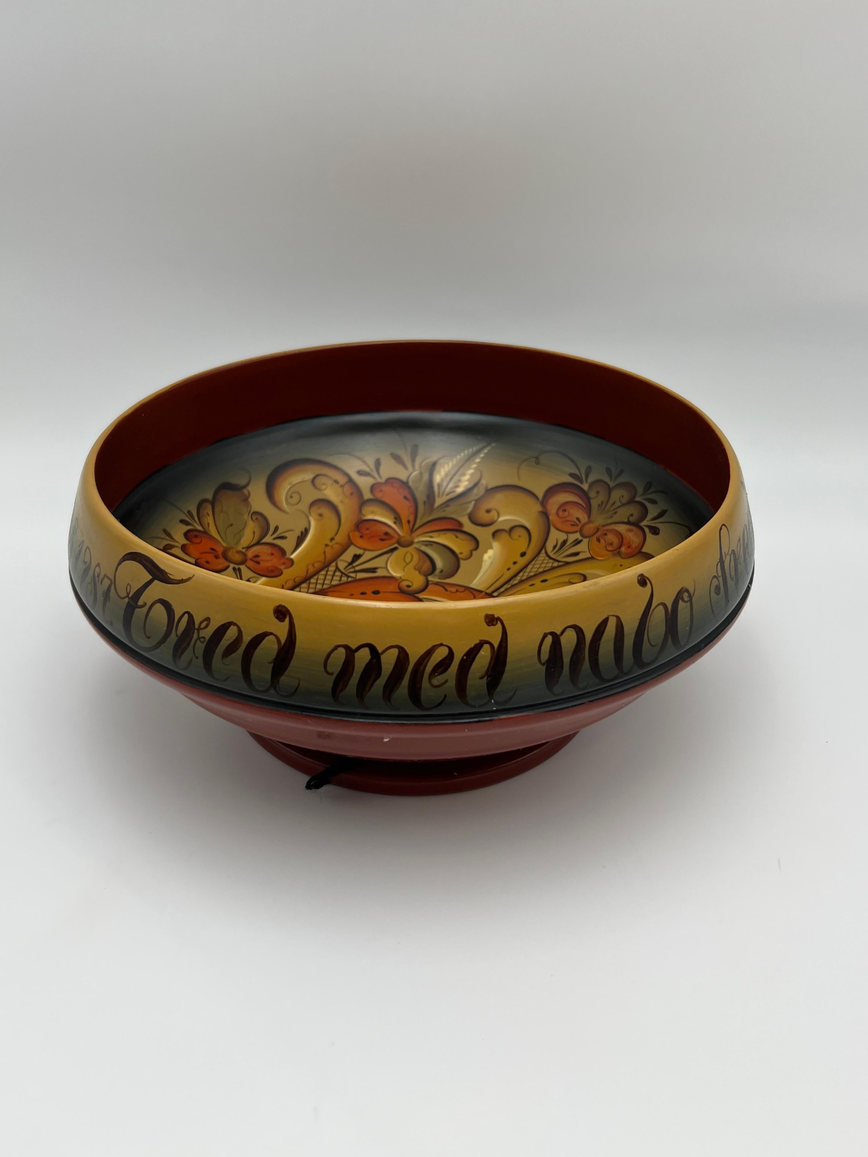 20ième siècle Bol à bière norvégien Rosemaling - Art populaire du Telemark peint à la main (1987) en vente