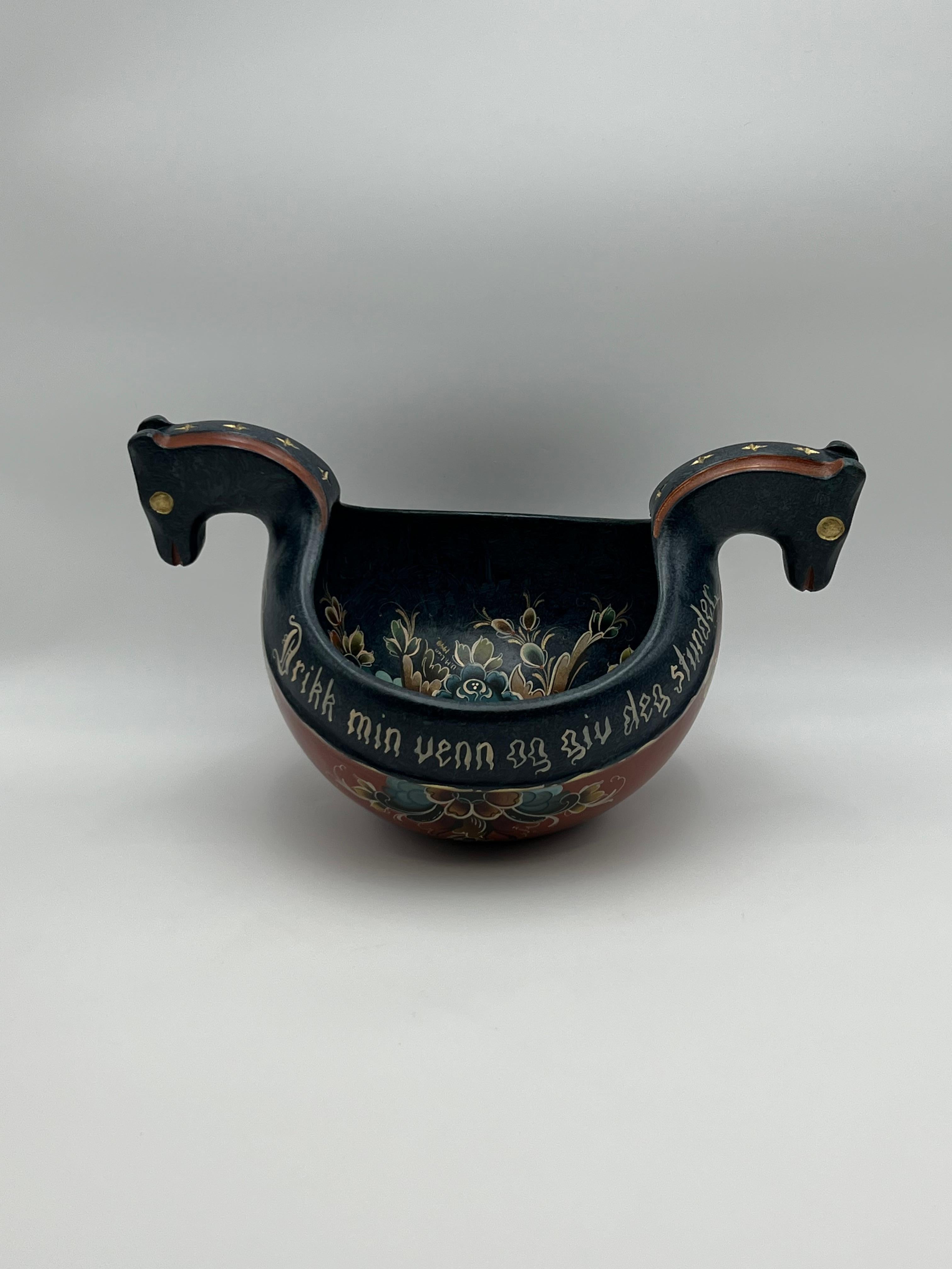 Bol à bière norvégien Rosemaling / Kjenge, art populaire peint à la main, 1999 Excellent état - En vente à Skien, NO