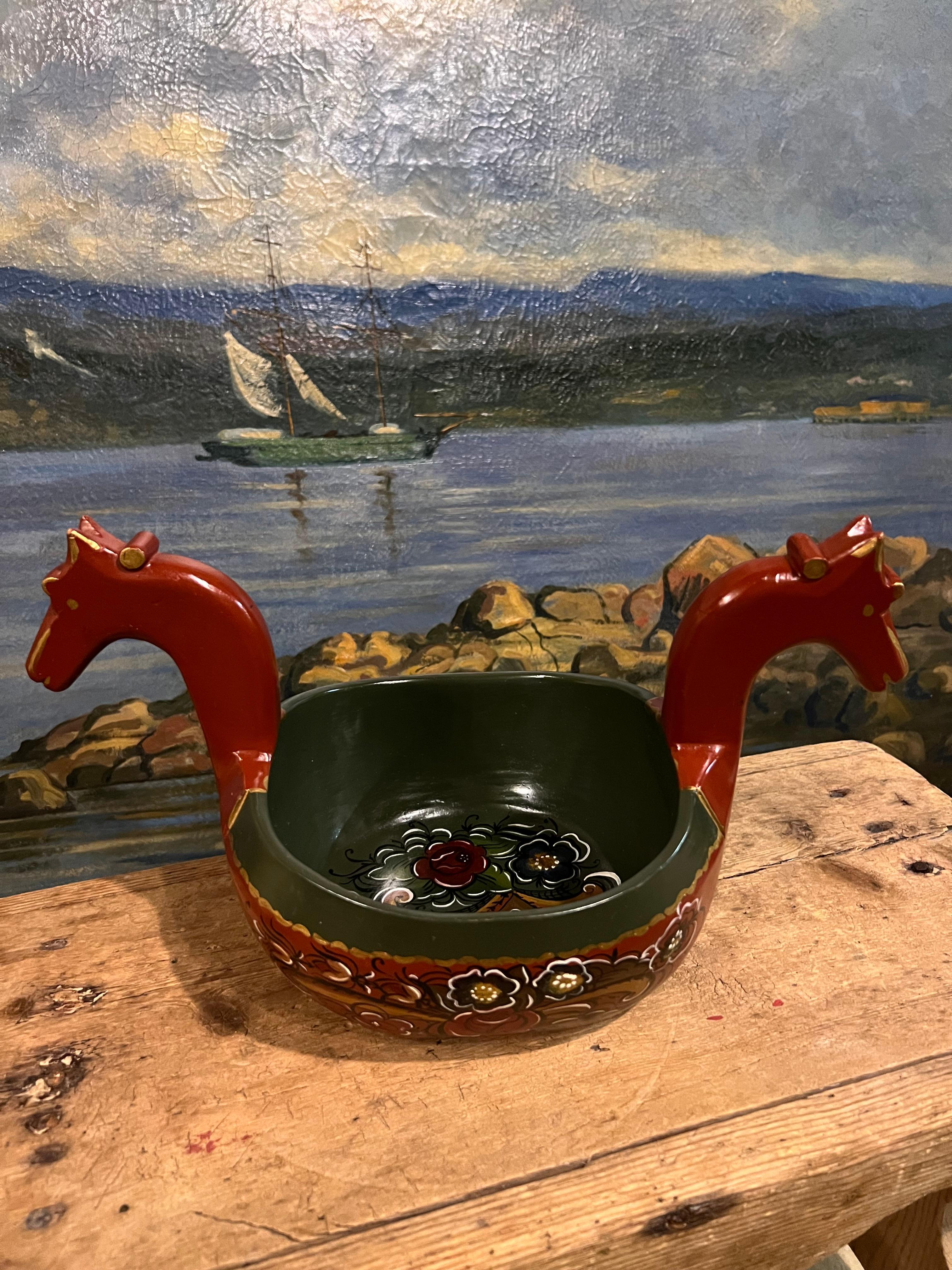 Bol à bière norvégien vintage Rosemaling (Kjenge) - Art populaire peint à la main, 1991

Rehaussez votre collection avec cet exquis bol à bière norvégien / scandinave d'art populaire primitif (Kjenge), méticuleusement fabriqué à la main en 1991 et