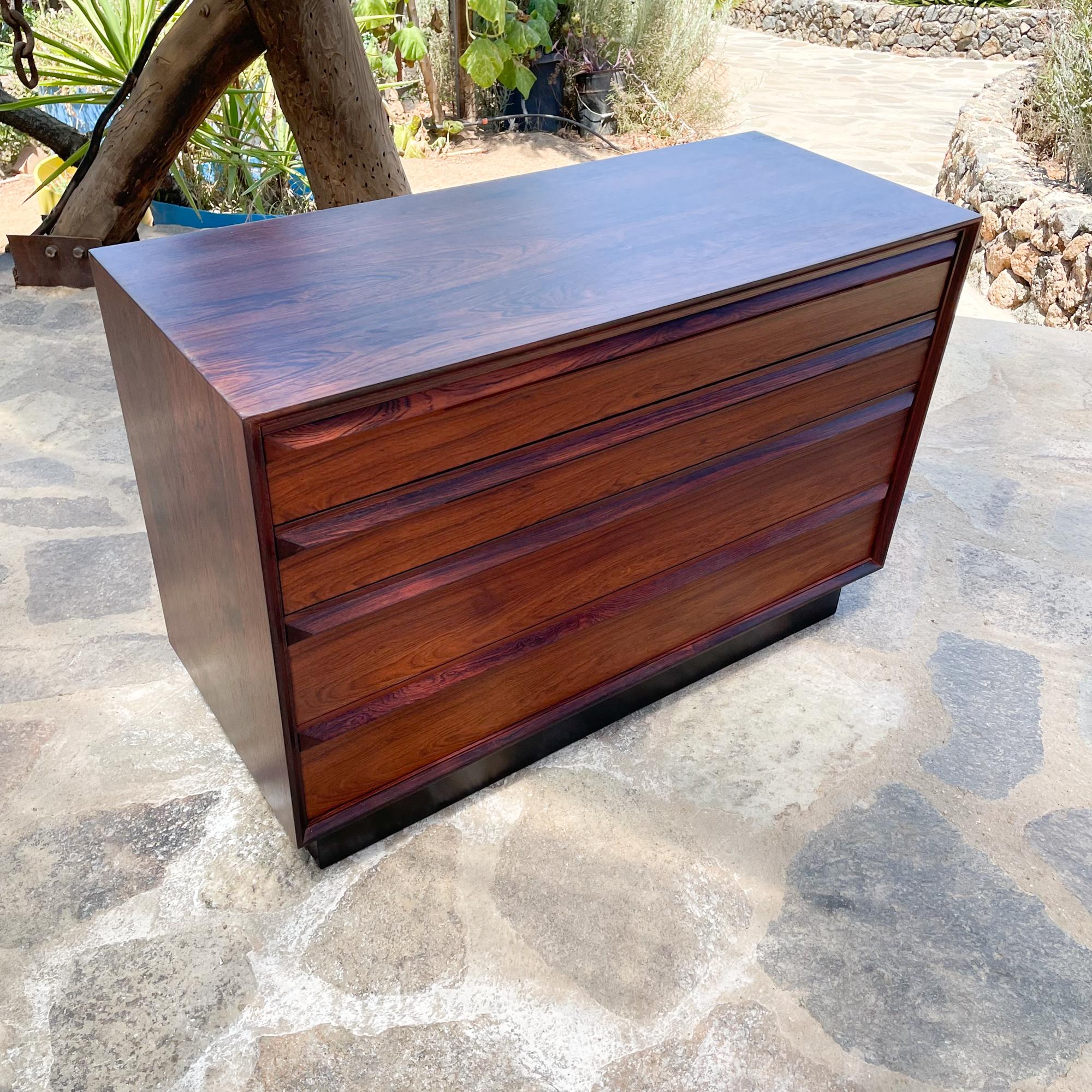 Dresser
Norwegian Rosewood Dresser by BRUKSBO MODELL made in Norway 1970s
Designer Torbjørn Afdal for Bruksbo of Norway.
Stunning presentation. Sculptural builtin handles dovetail joinery- all drawers function with ease.
Dimensions: 17.5 D x 39.5 W