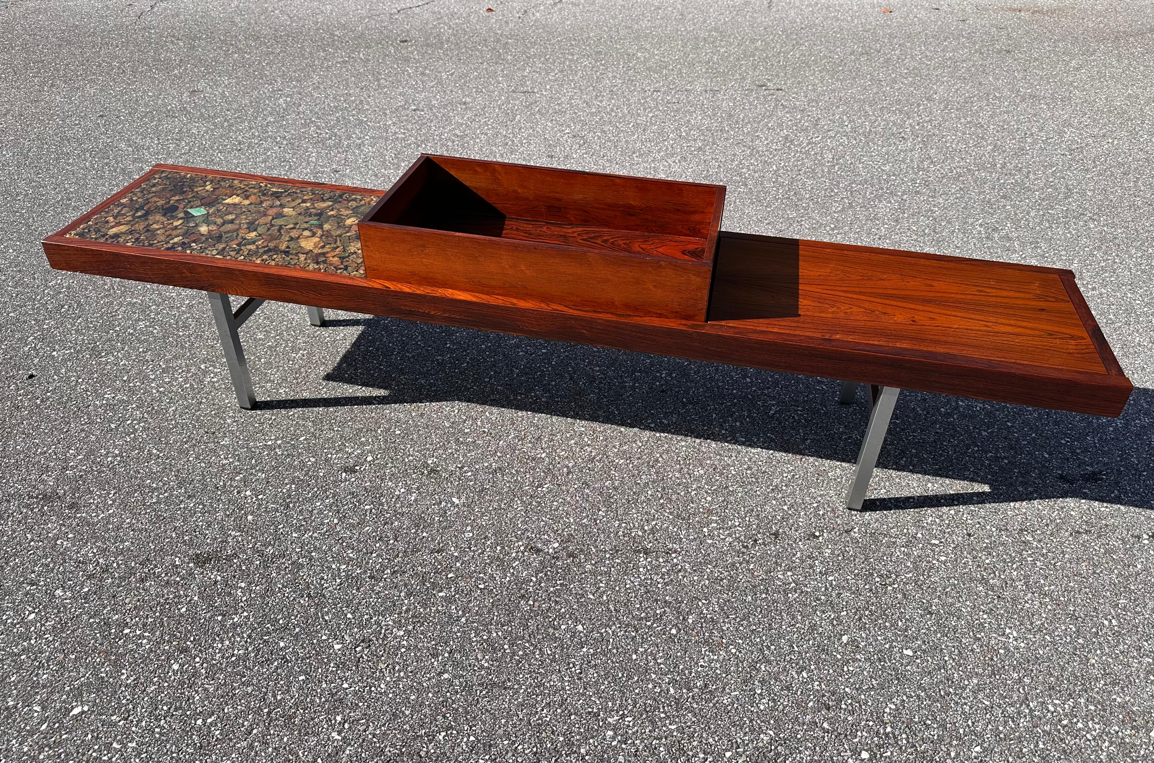 Fabriqué dans un souci de design intemporel, ce banc/plante/table basse en bois de rose norvégien d'époque illustre l'élégance moderne du milieu du siècle dernier. Sa riche teinte rouge-brun et sa construction robuste, composée d'un mélange de bois