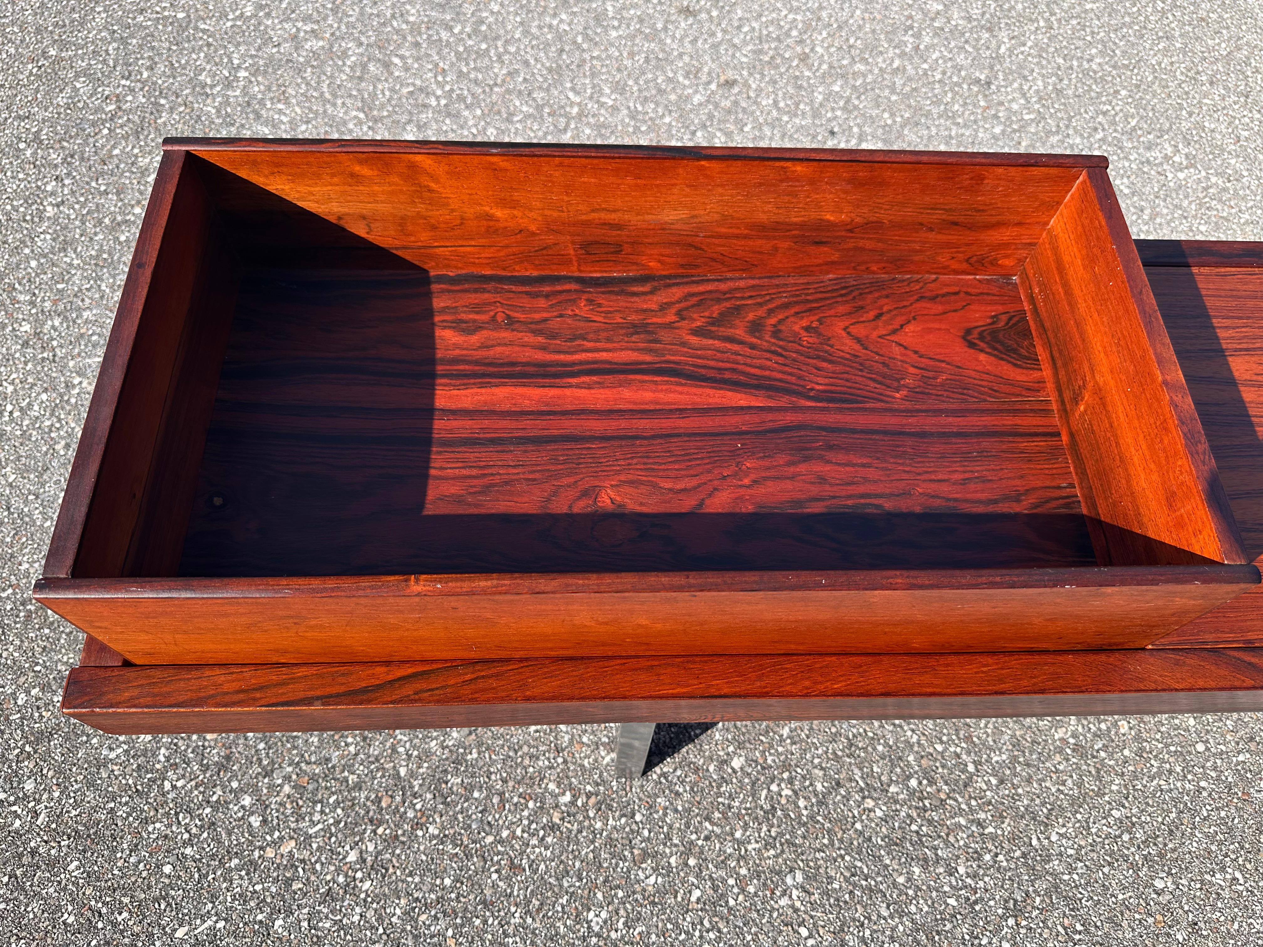 Chrome Table de jardinière norvégienne en résine de bois de rose moderne du milieu du siècle dernier en vente