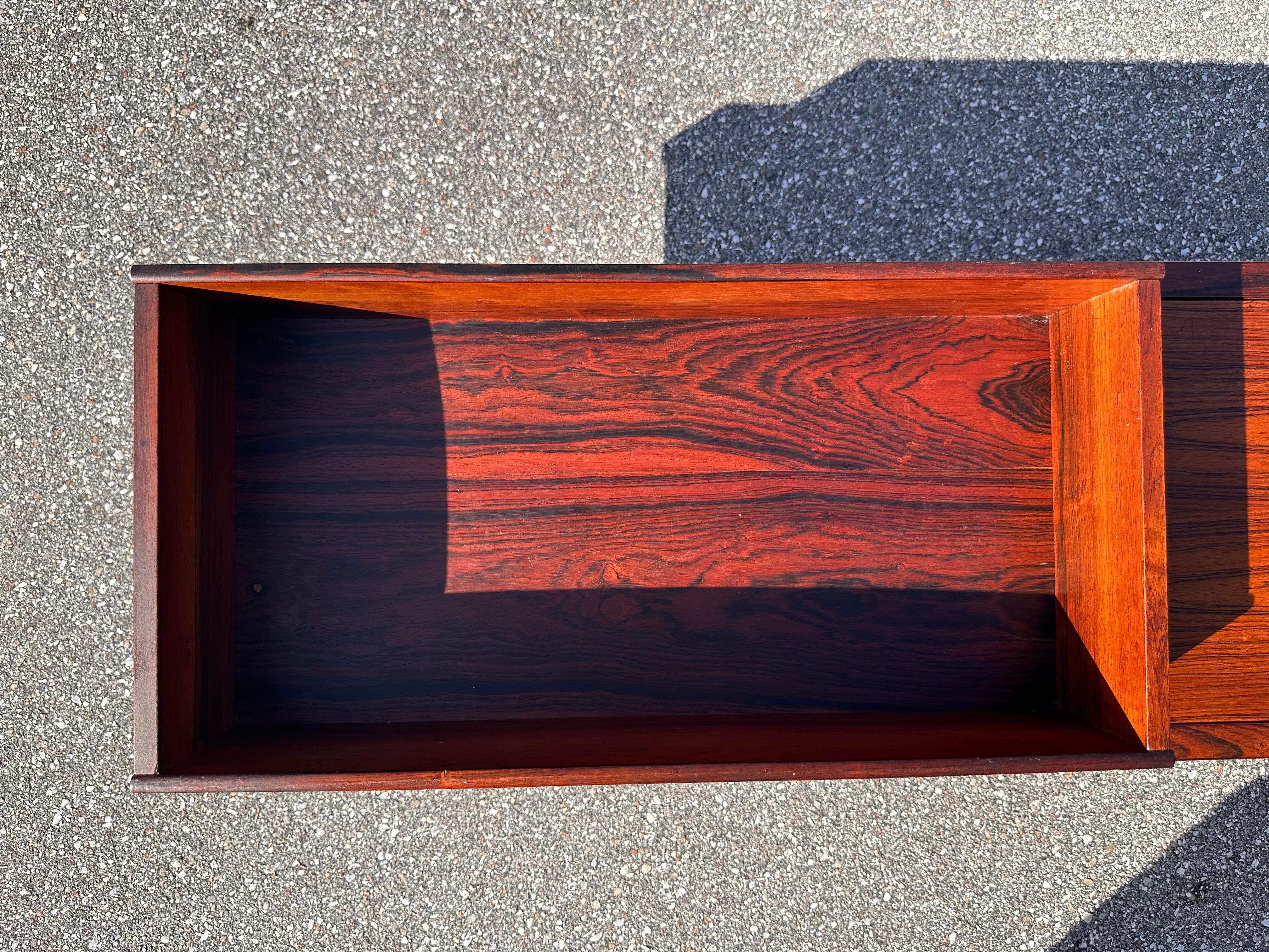 Table de jardinière norvégienne en résine de bois de rose moderne du milieu du siècle dernier en vente 1