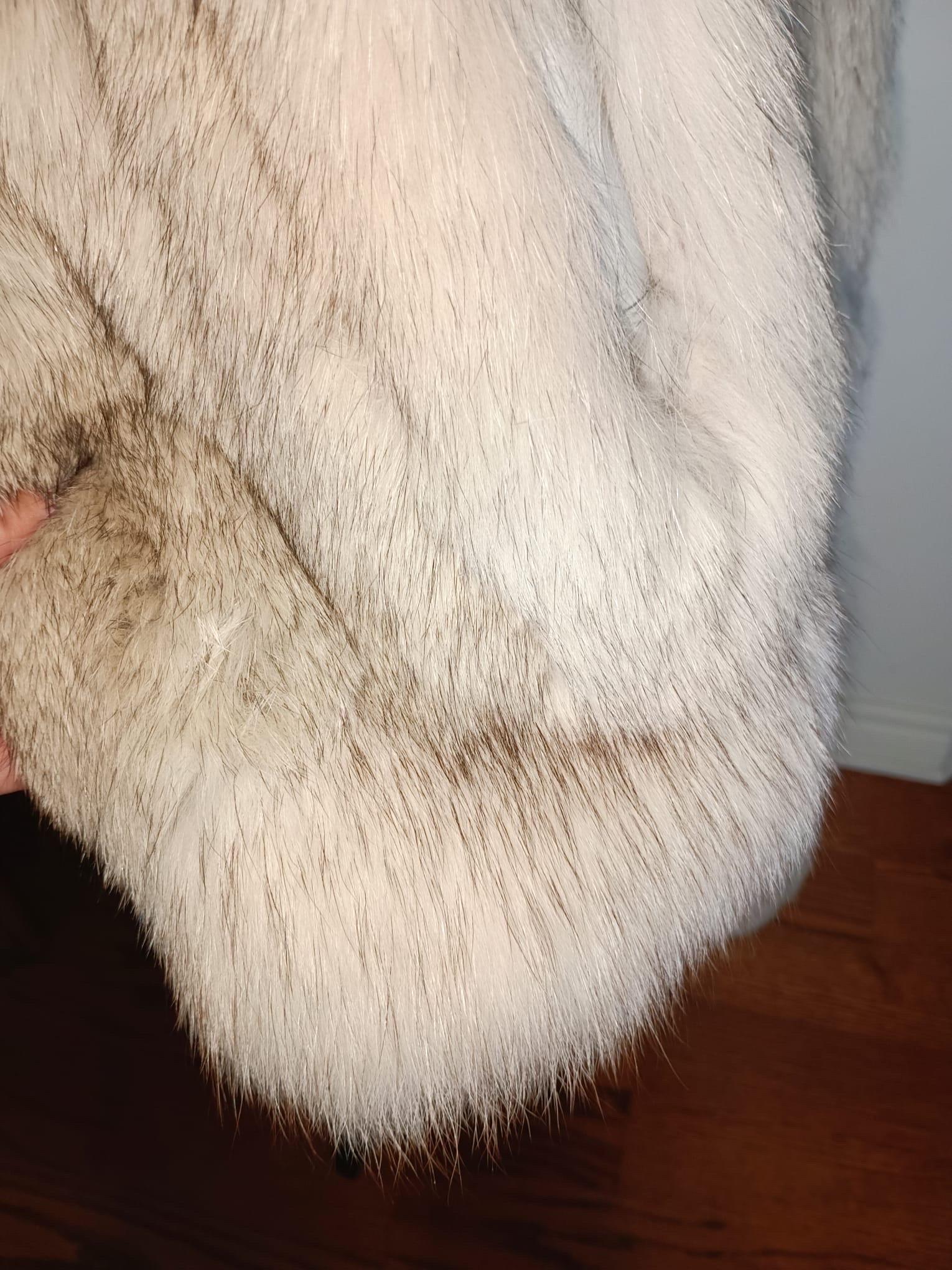 Cappotto in pelliccia di volpe norvegese Saga Fox taglia 8 M. in vendita 7