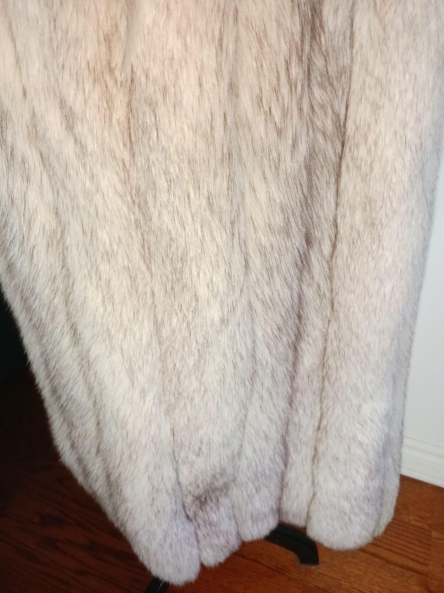 Cappotto in pelliccia di volpe norvegese Saga Fox taglia 8 M. in vendita 3