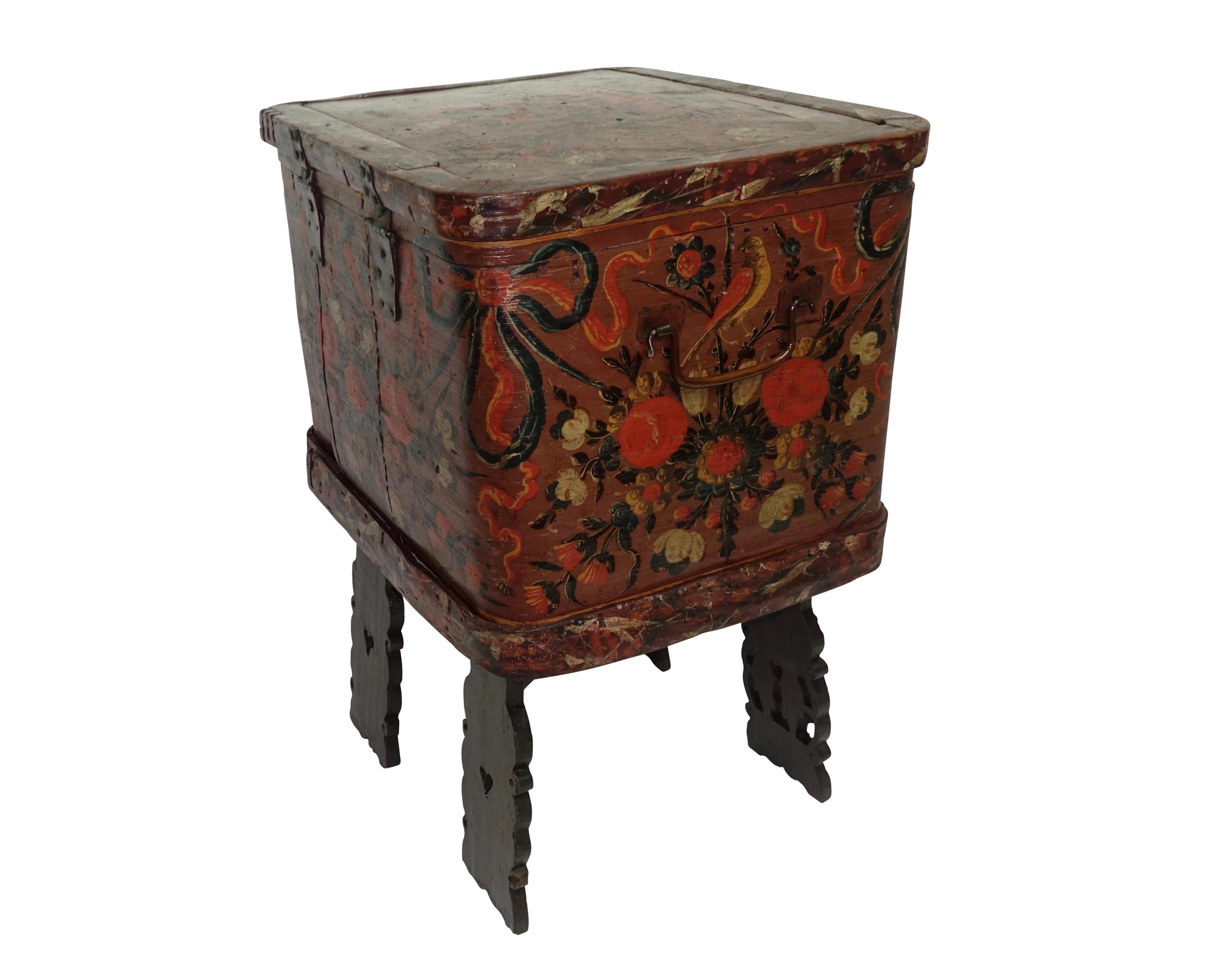 Norwegian Scandinavian Painted Dowery Chest, circa 1800 In Good Condition For Sale In San Francisco, CA