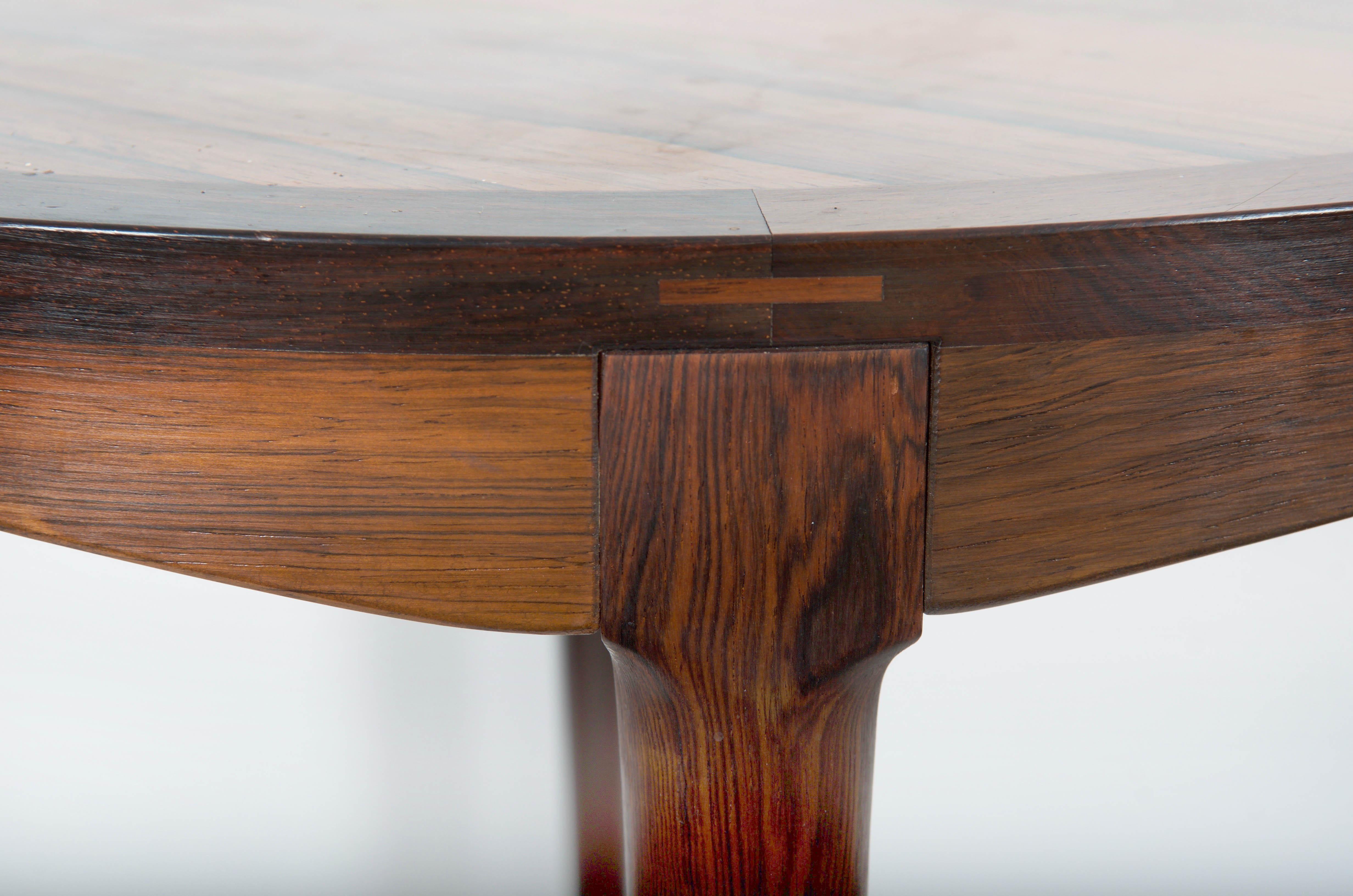 Table d'appoint en bois dur conçue en Norvège dans les années 1960 par Haug Snekkeria pour Bruksbo. Très bon état d'origine.