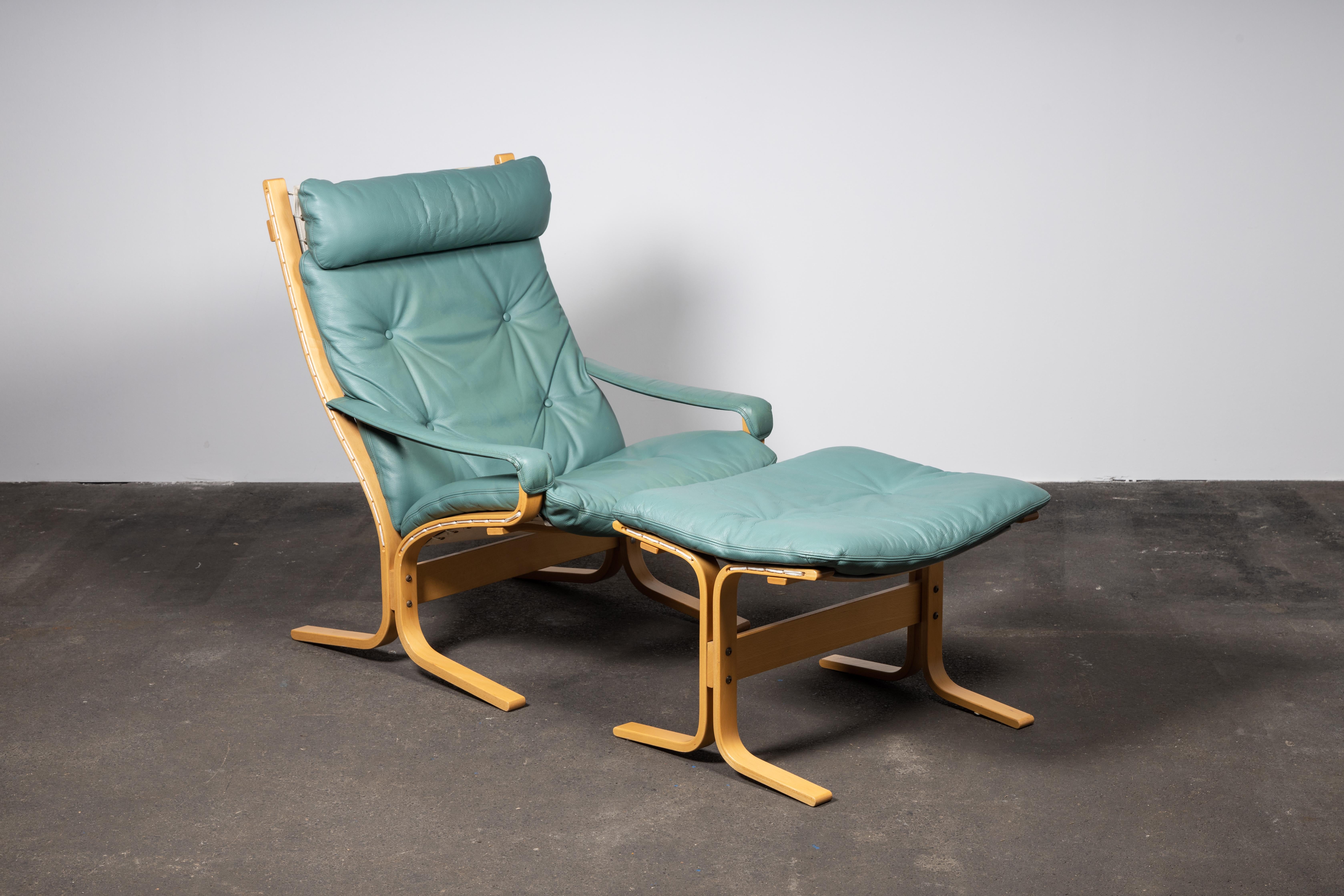 Design by Ingmar Relling in 1965 and made in Norway by Vestlandske / Westnofa Furniture, the Siesta Chair is both a Scandinavian Modern 
