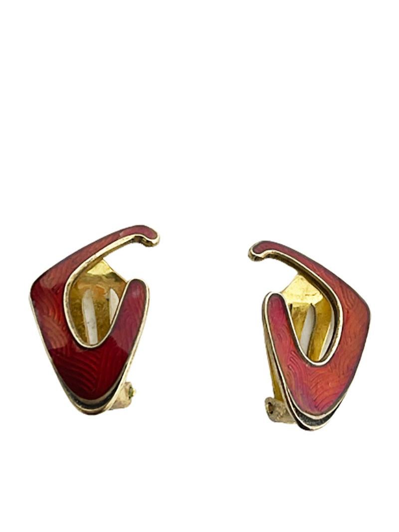 Norwegian silver Ivar T. Holth - Oslo red guilloche enamel set

Ivar T. Holth - Oslo red guilloche enamel set, consisting of a brooch and ear clips. 
Hallmarked silver with maker's mark and 925 S Norway, as well as Dutch hallmarked with