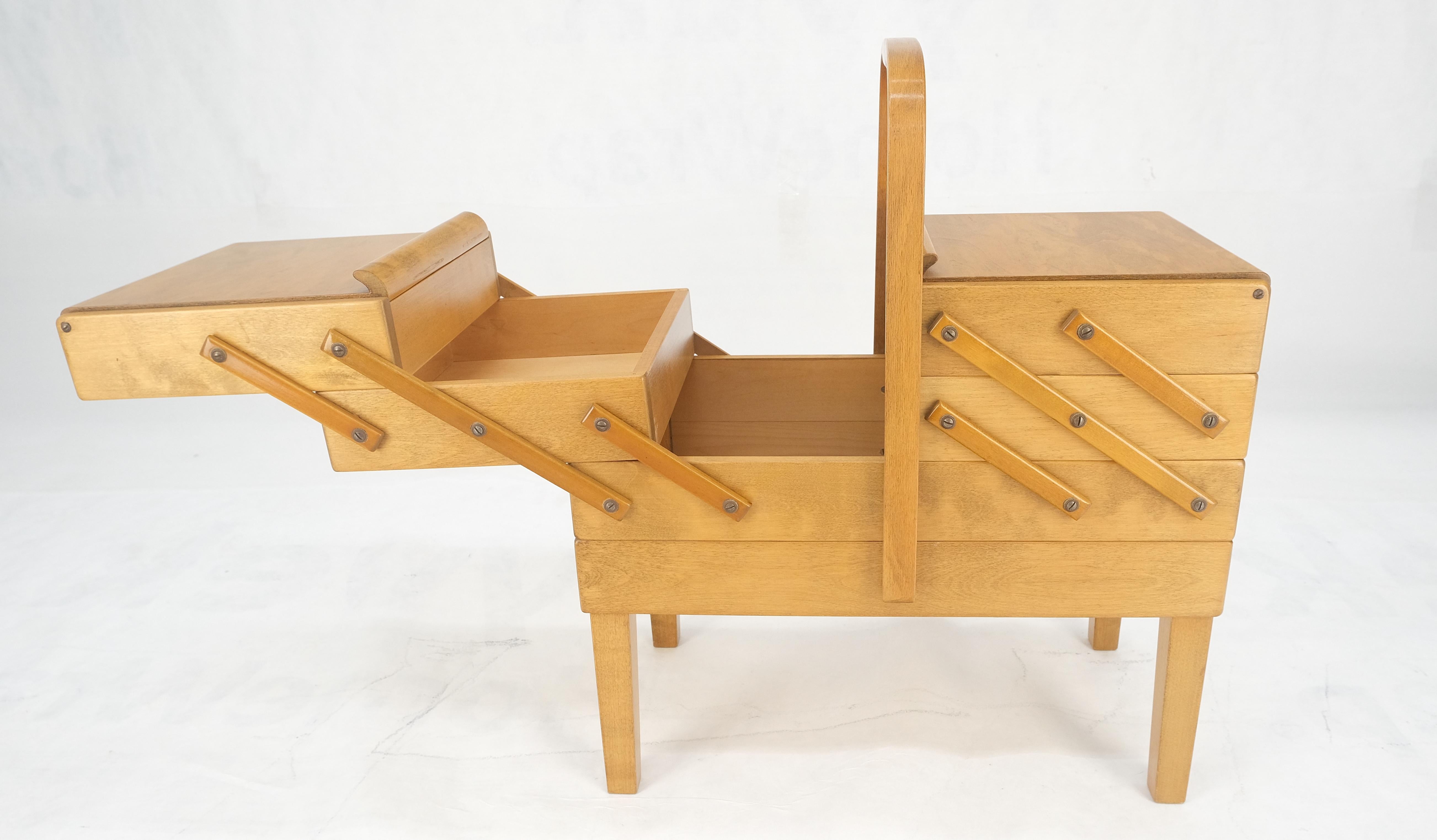 Mid-Century moderno Organizzatore per stand da cucito espandibile in betulla massiccia norvegese Made in Norway MINT in vendita