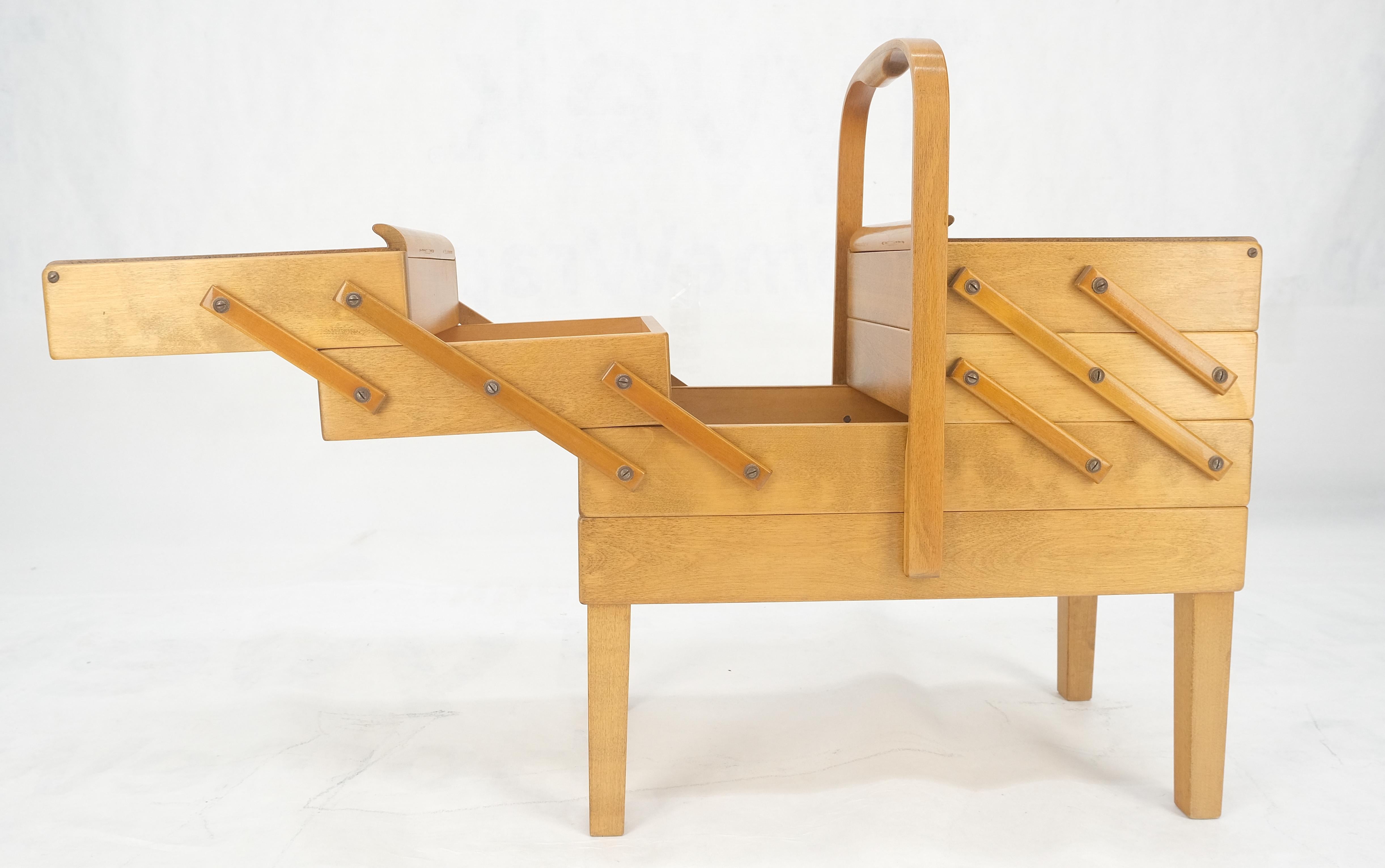 Norvegese Organizzatore per stand da cucito espandibile in betulla massiccia norvegese Made in Norway MINT in vendita