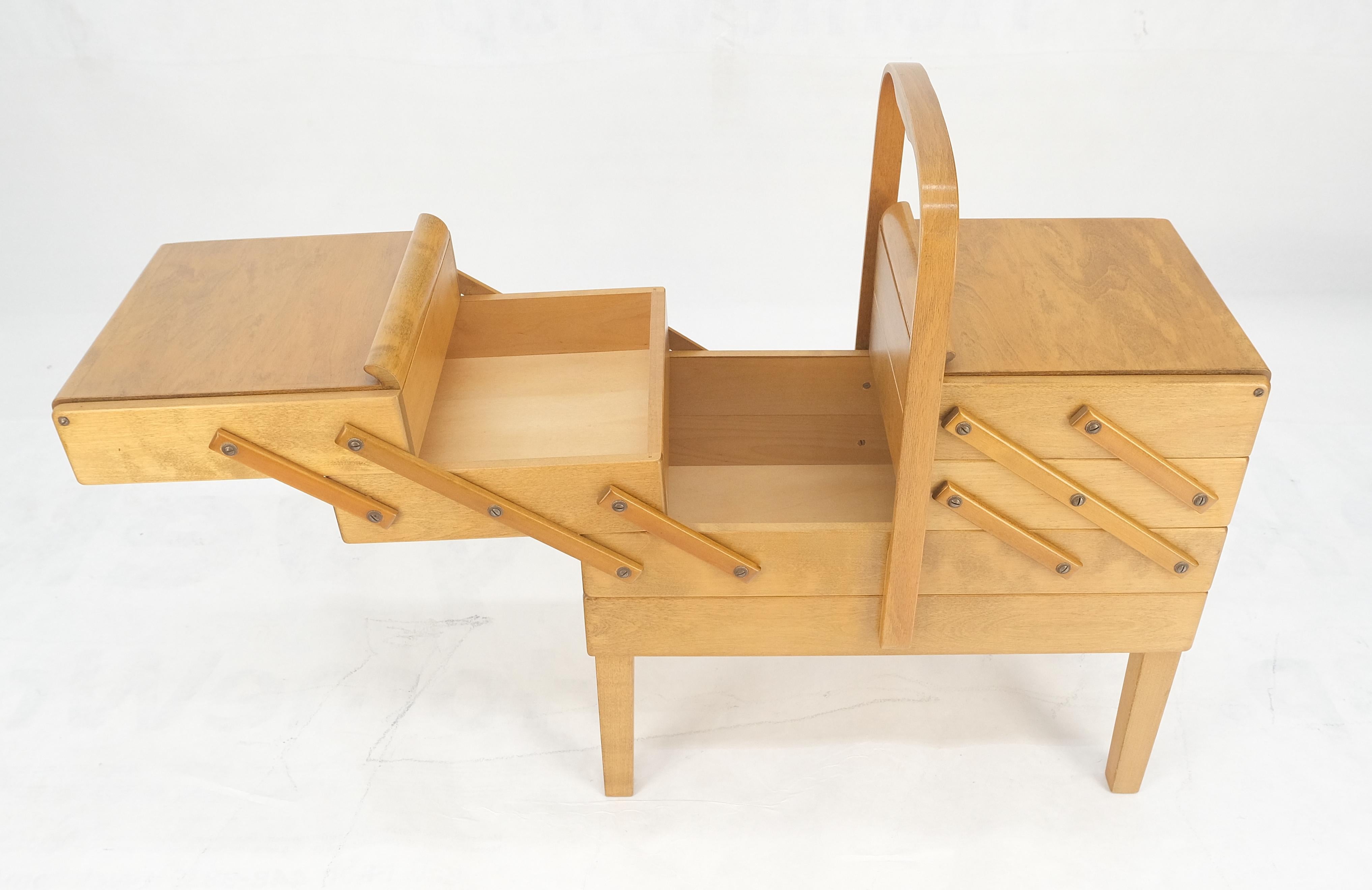 Laccato Organizzatore per stand da cucito espandibile in betulla massiccia norvegese Made in Norway MINT in vendita