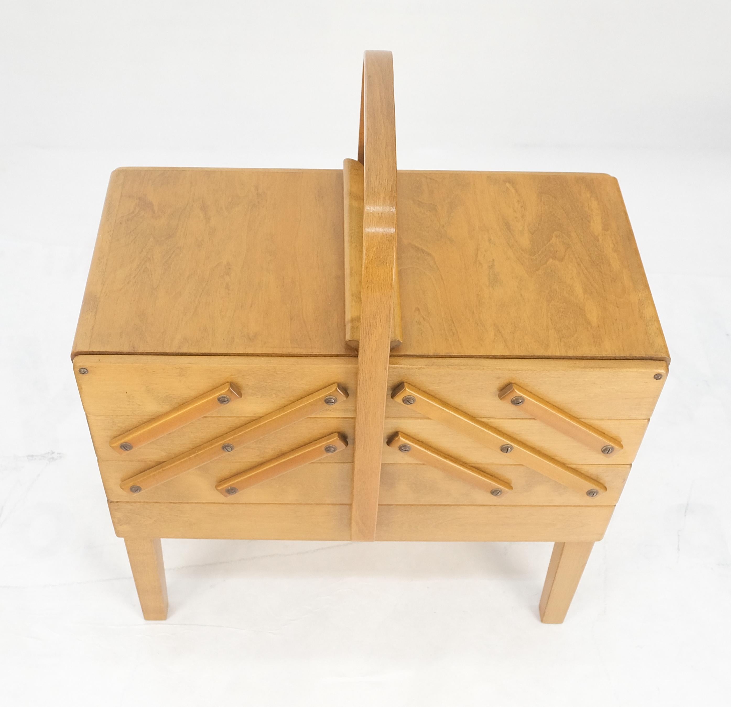Organizzatore per stand da cucito espandibile in betulla massiccia norvegese Made in Norway MINT In condizioni ottime in vendita a Rockaway, NJ