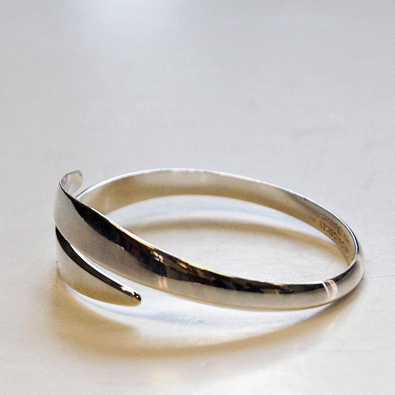 Ravissant bracelet bangle en argent sterling de style moderniste classique, créé par David Andersen, Norvège, années 1960. Les brassards peuvent être ajustés pour s'adapter à vos préférences et conviennent aussi bien à un usage quotidien qu'à des