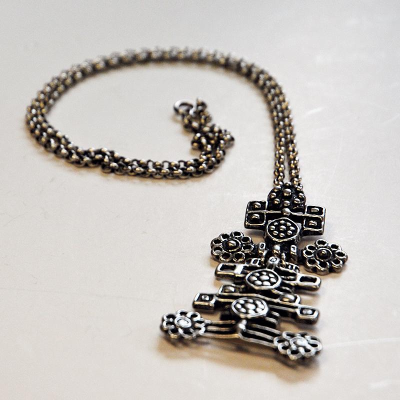 Wonderful sterling silver necklace pendant from 1960s designed by Unn Tangerud for Uni-David Andersen, Norway. Natural patina with viking inspired relieffs and decor of flowers and geometric patterns. Long silver necklace chain. Lovely nordic silver