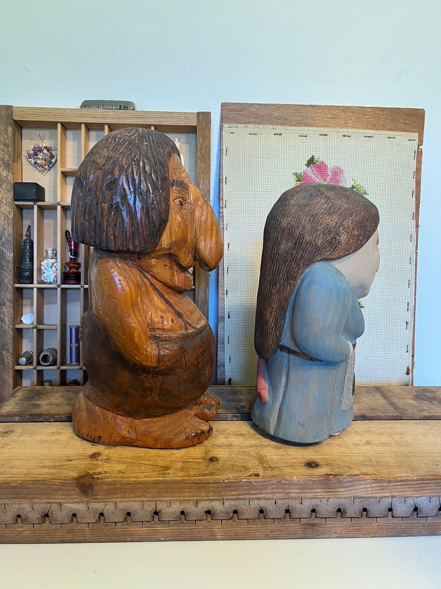 Figuras de Hombre y Mujer de Estilo Noruego Talladas a Mano Moderno de mediados de siglo en venta