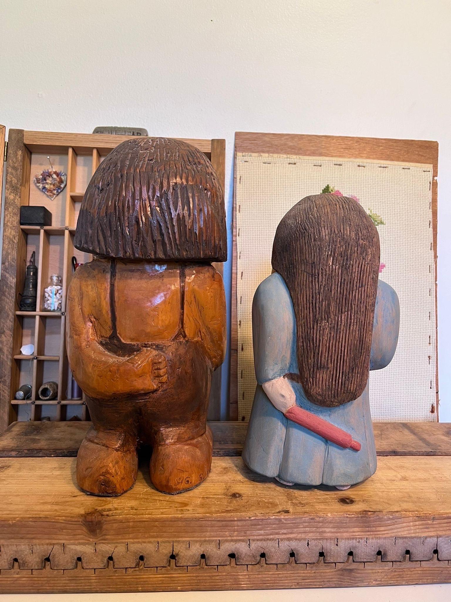 Figuras de Hombre y Mujer de Estilo Noruego Talladas a Mano en Bueno estado para la venta en Seattle, WA